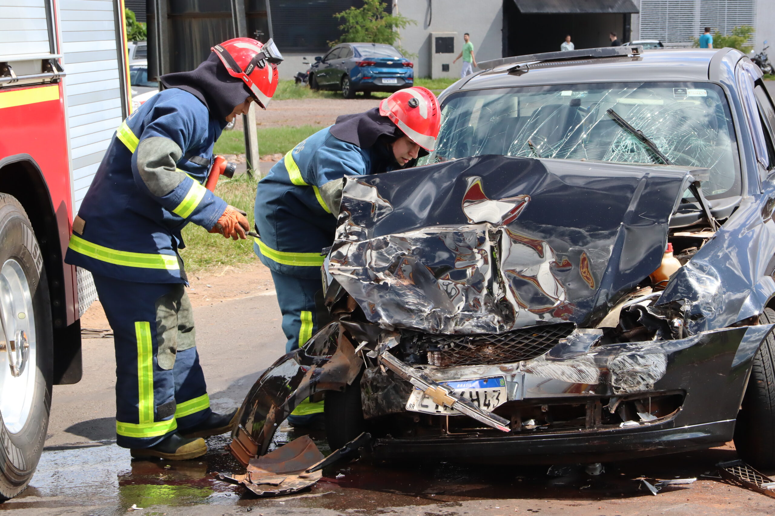 Jornal Ilustrado - Batida entre caminhonete e carro deixa cinco feridos na PR-323, em Umuarama  