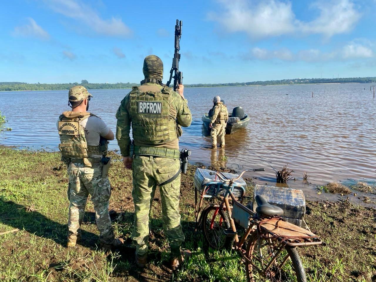 BPFron e PF realizam apreensão de 182 kg de maconha no rio Paraná 