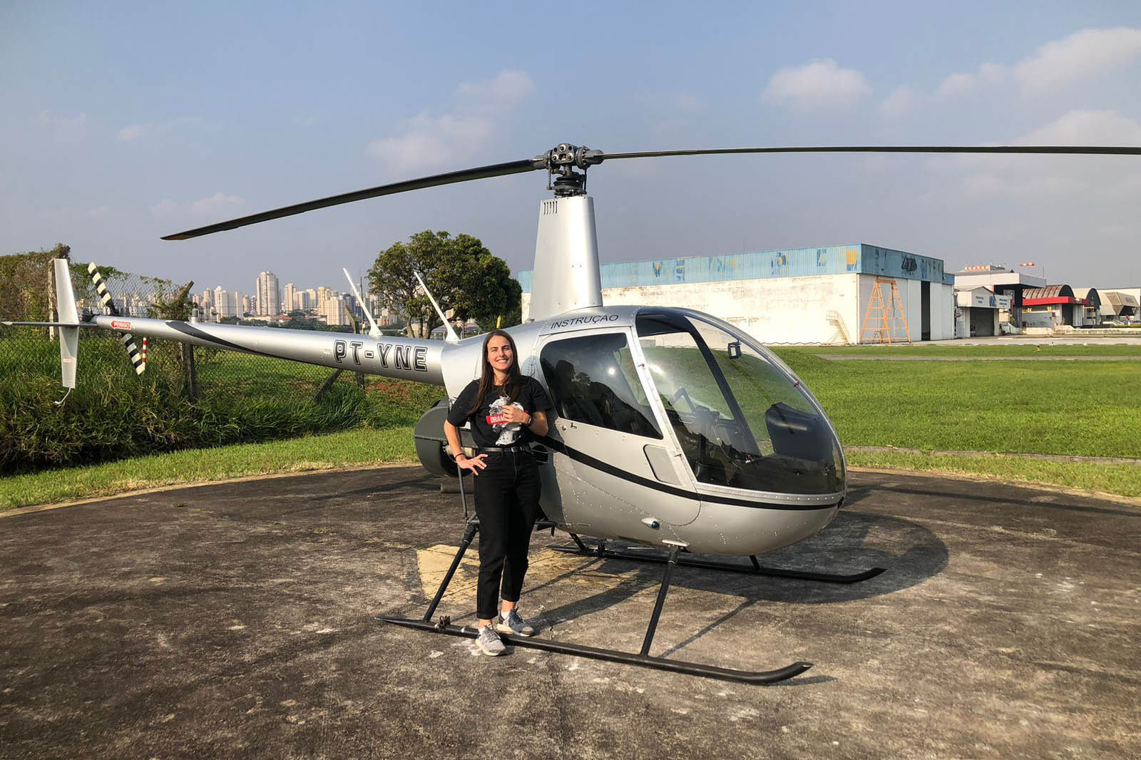 Jornal Ilustrado - Primeira copiloto mulher da Casa Militar tem brevê para guiar aviões e helicópteros