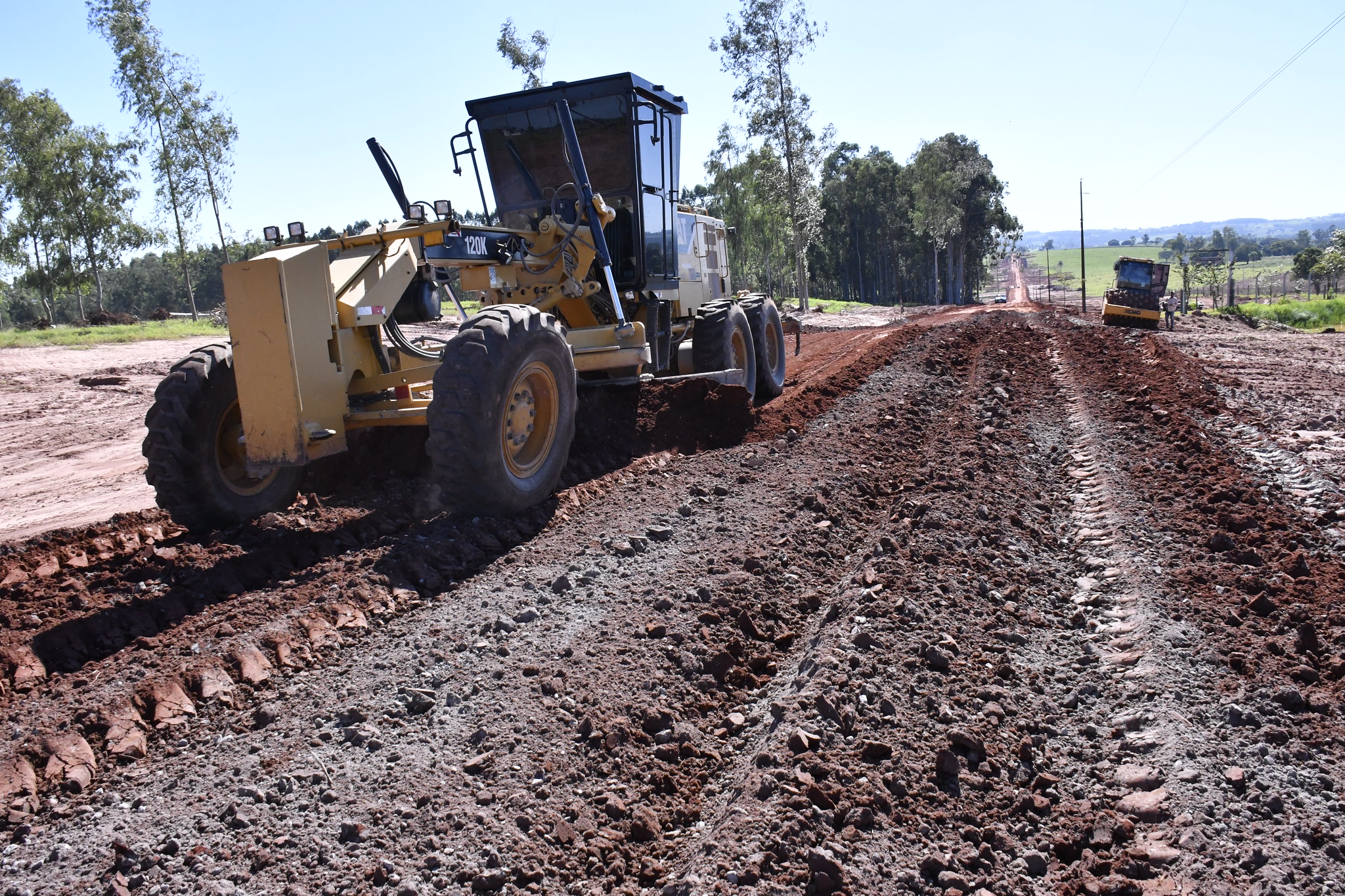 Jornal Ilustrado - Primeiro trecho da estrada Paca já recebe solo-cimento; depois vem a pavimentação