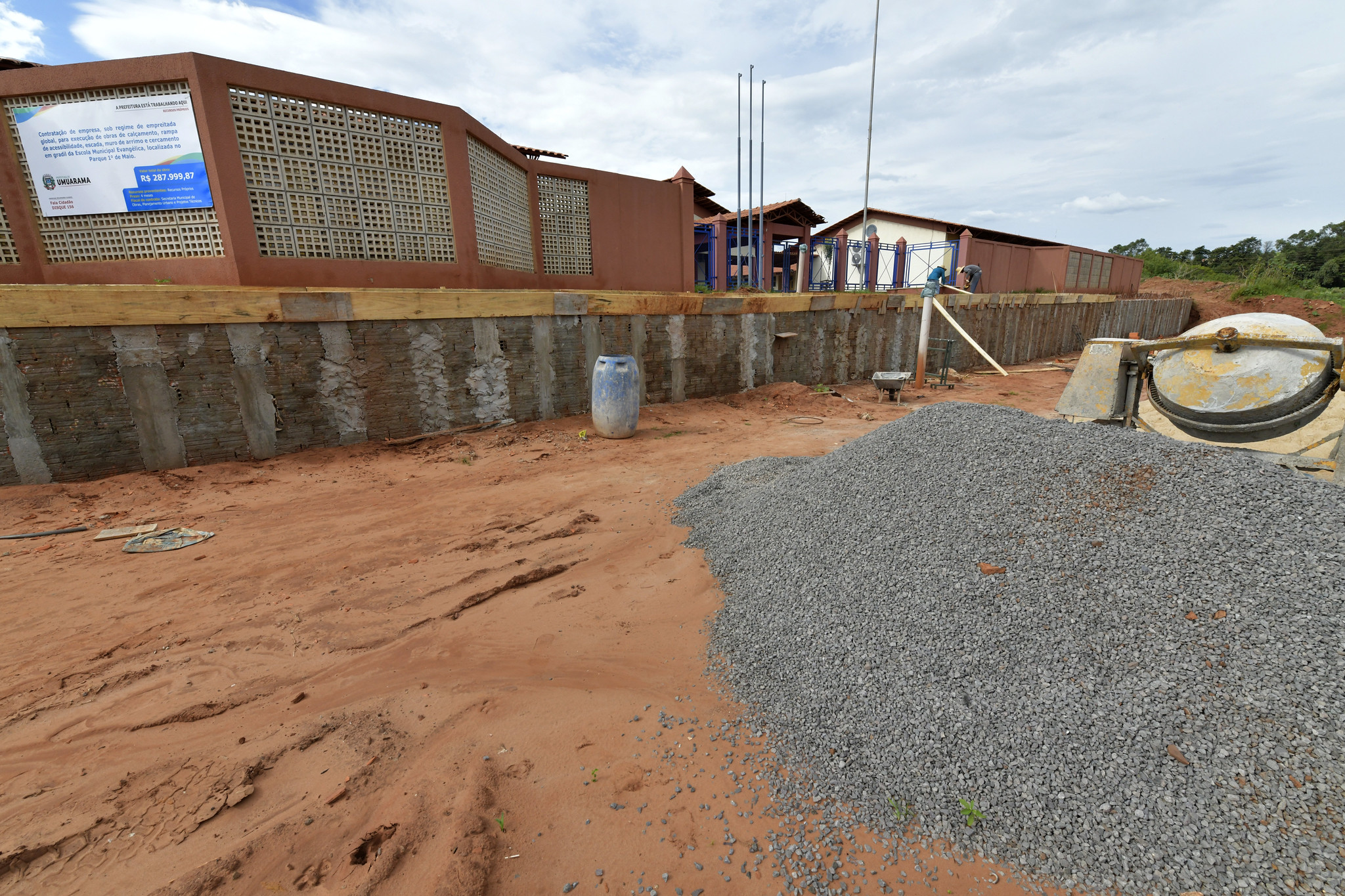 Jornal Ilustrado - Muro de arrimo, rampa e pavimentação vão melhorar acesso à Escola Evangélica