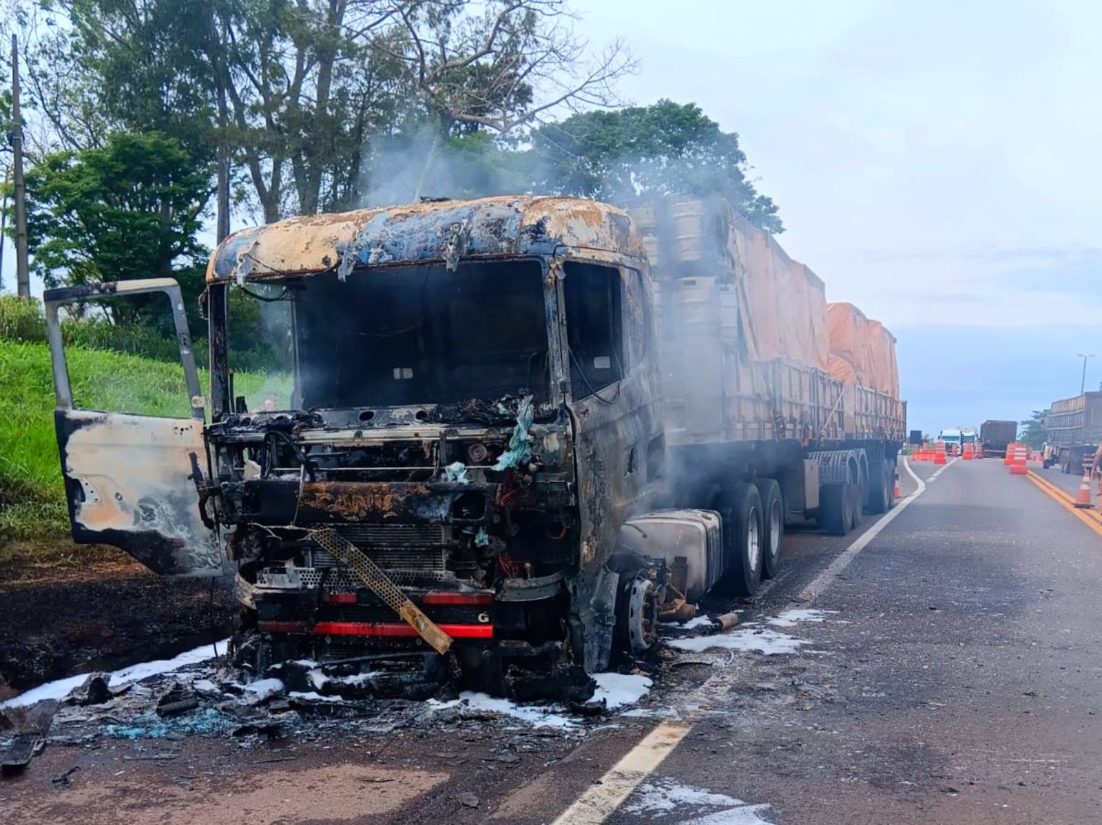 Jornal Ilustrado - Caminhão fica destruído após pegar fogo na PR-323, em Cruzeiro do Oeste 