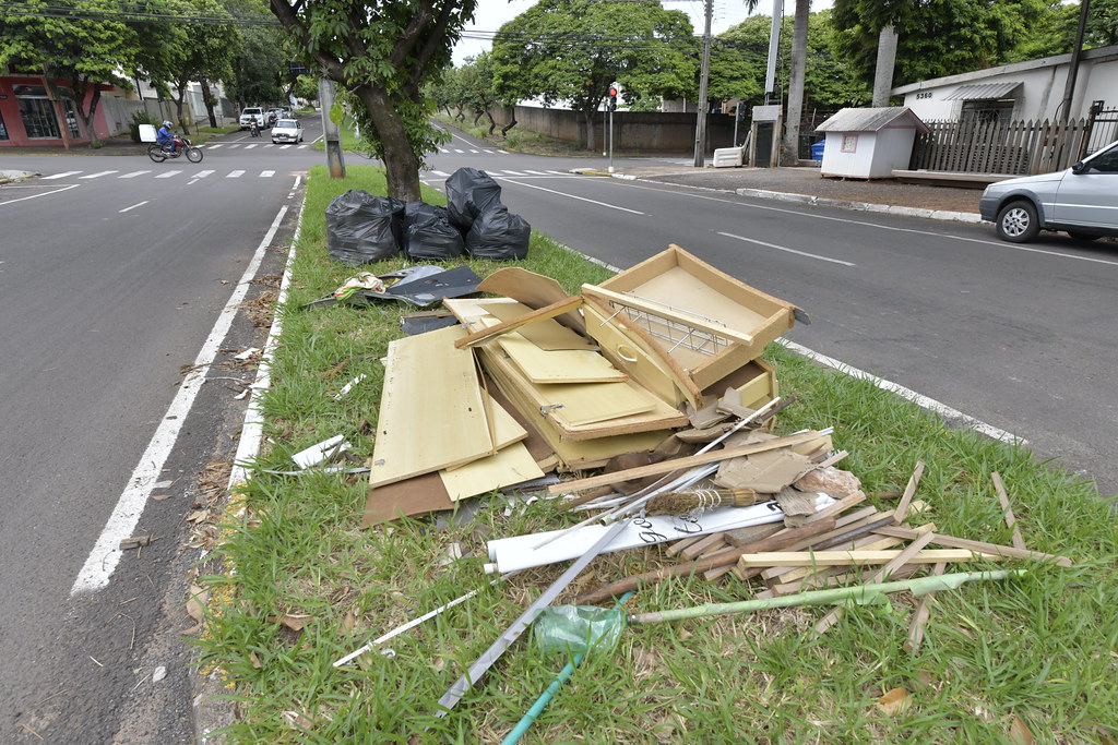 Jornal Ilustrado - Prefeitura pede para que cidadãos denunciem quem descartar móveis em canteiros e calçadas
