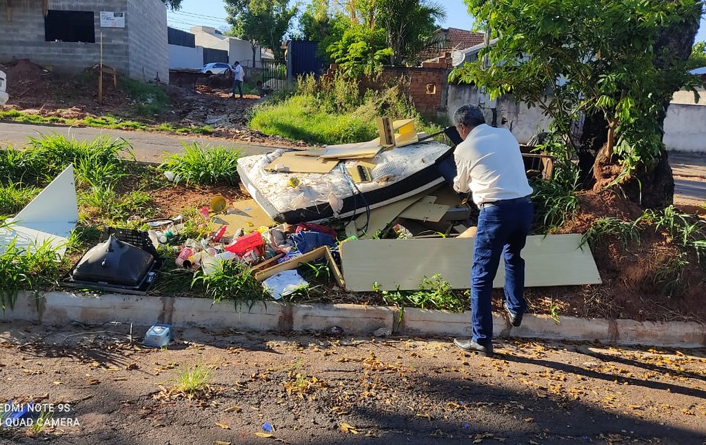 Jornal Ilustrado - Prefeitura pede para que cidadãos denunciem quem descartar móveis em canteiros e calçadas