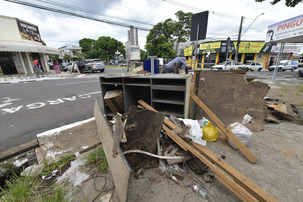 Prefeitura pede para que cidadãos denunciem quem descartar móveis em canteiros e calçadas