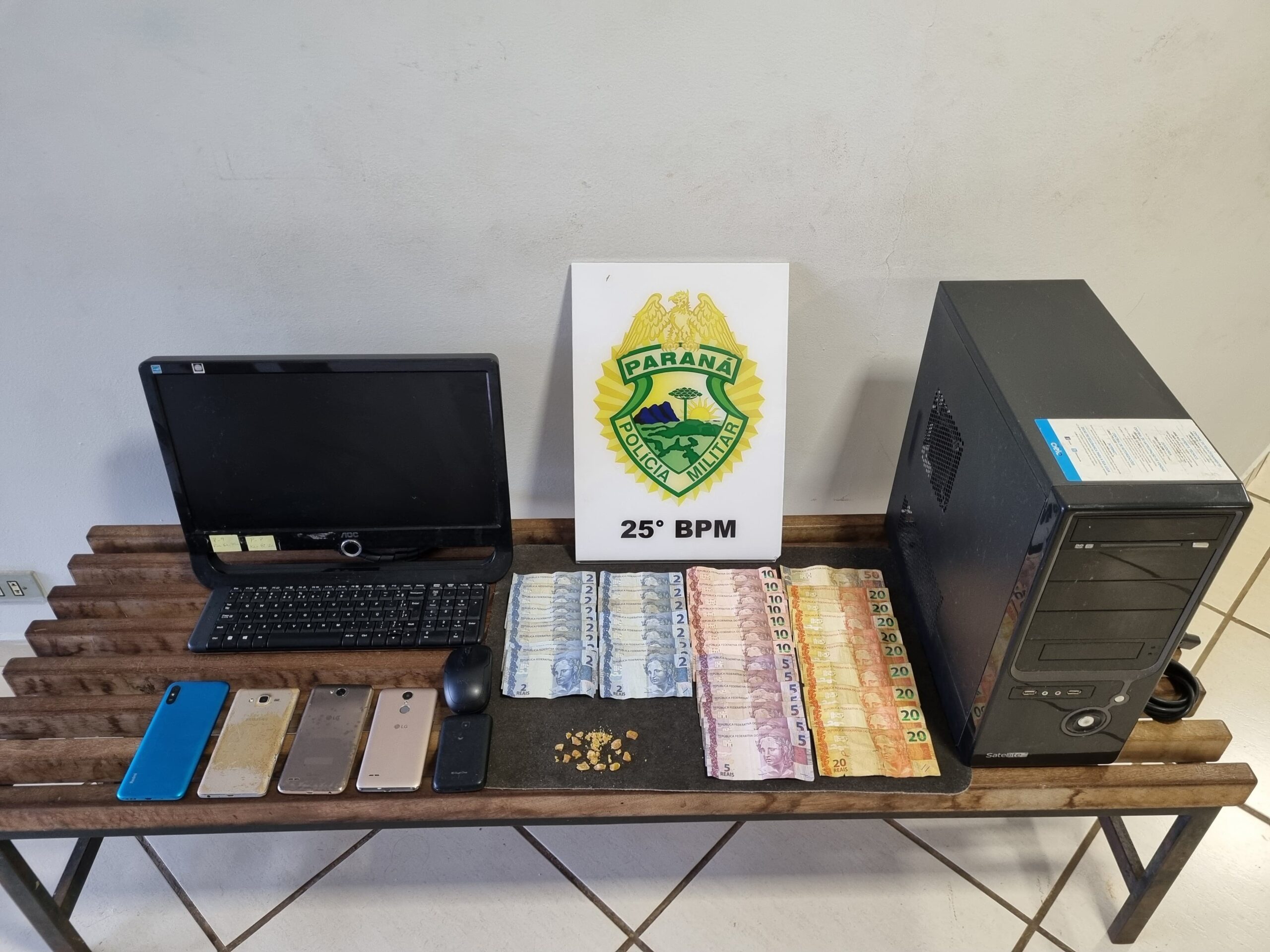 Jornal Ilustrado - PM recupera computador furtado e desmantela ponto de tráfico no bairro Sonho Meu 