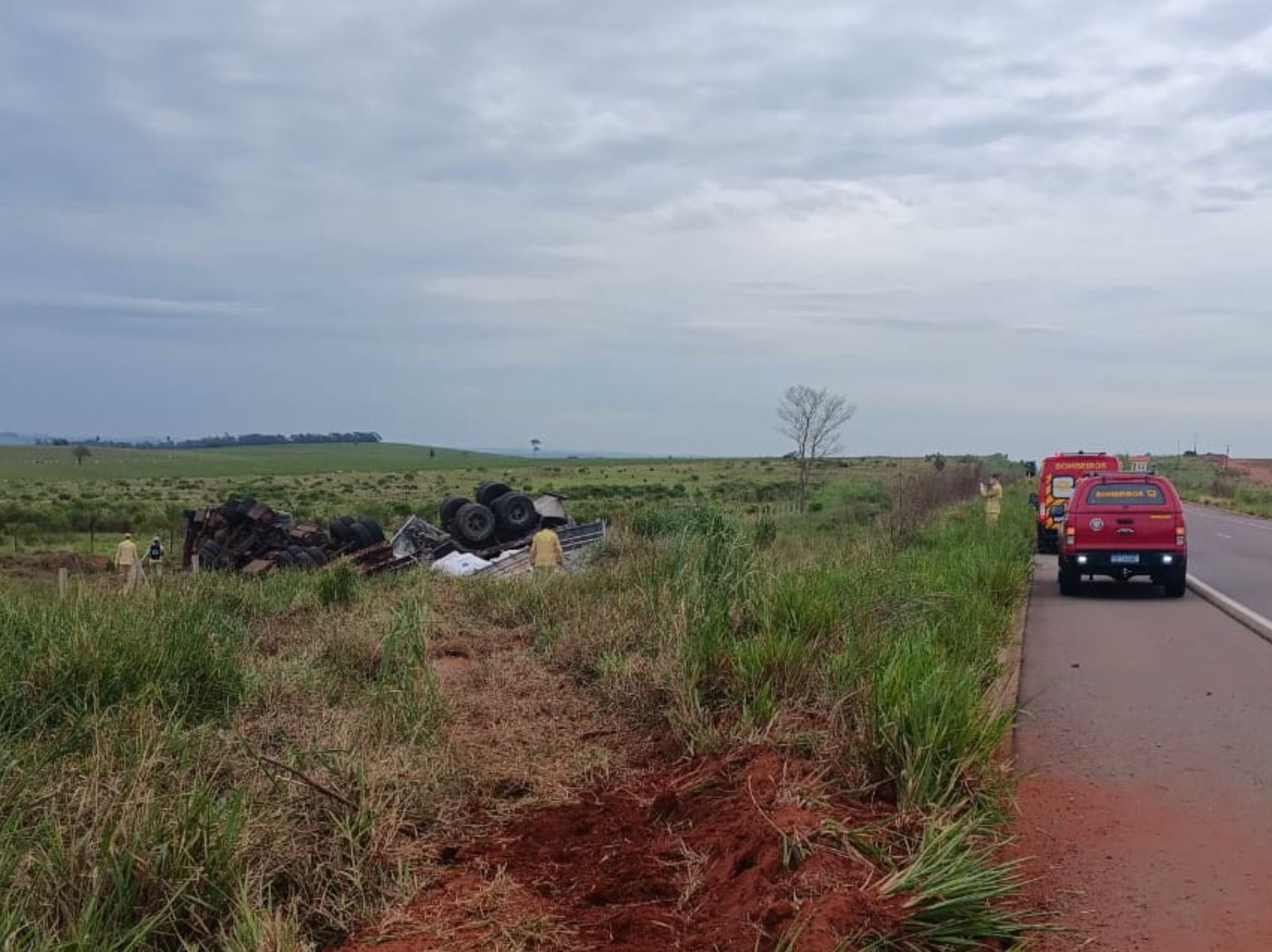 Jornal Ilustrado - Motorista é socorrido após tombar caminhão na Estrada Boiadeira 