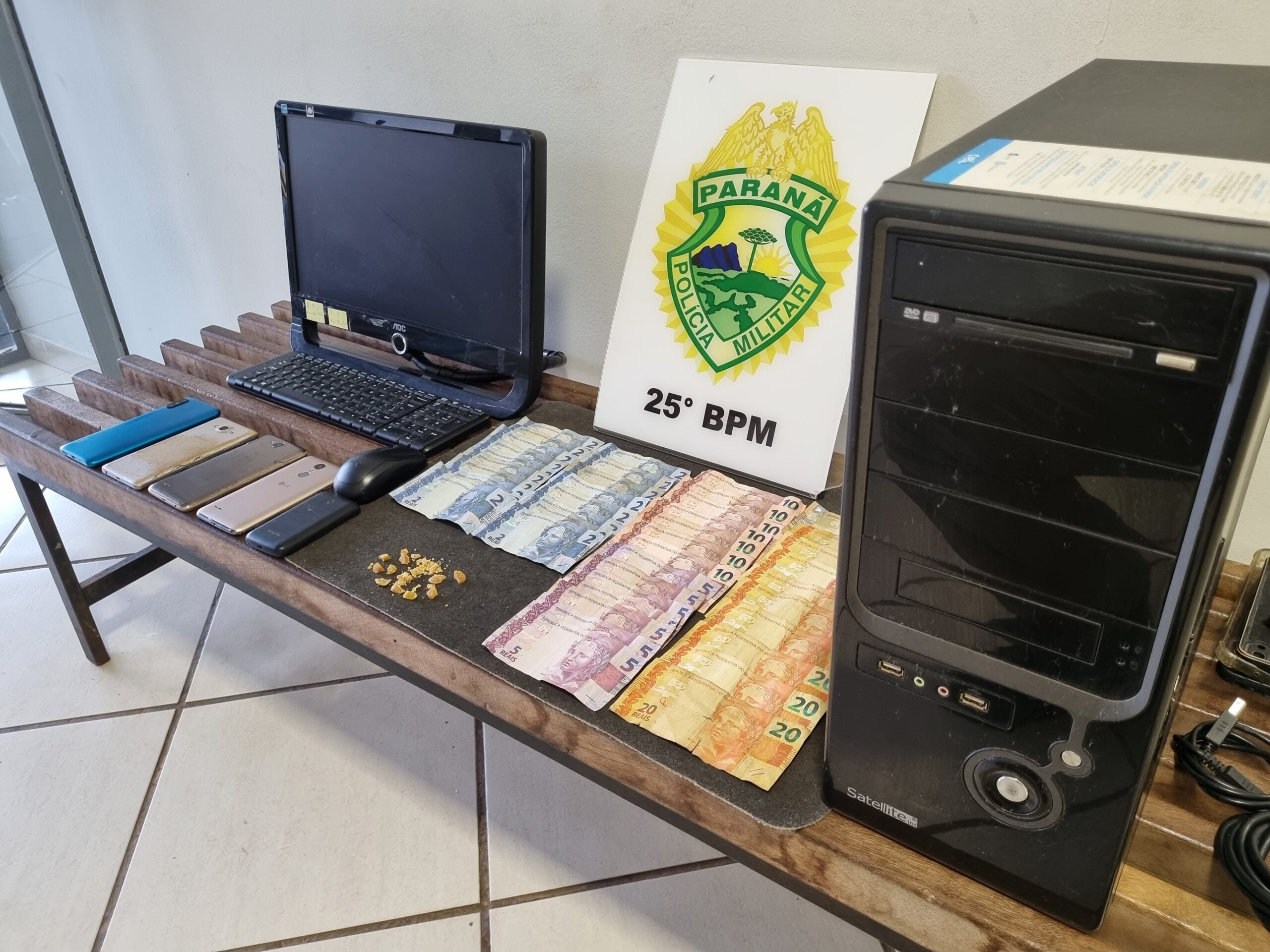 Jornal Ilustrado - PM recupera computador furtado e desmantela ponto de tráfico no bairro Sonho Meu 