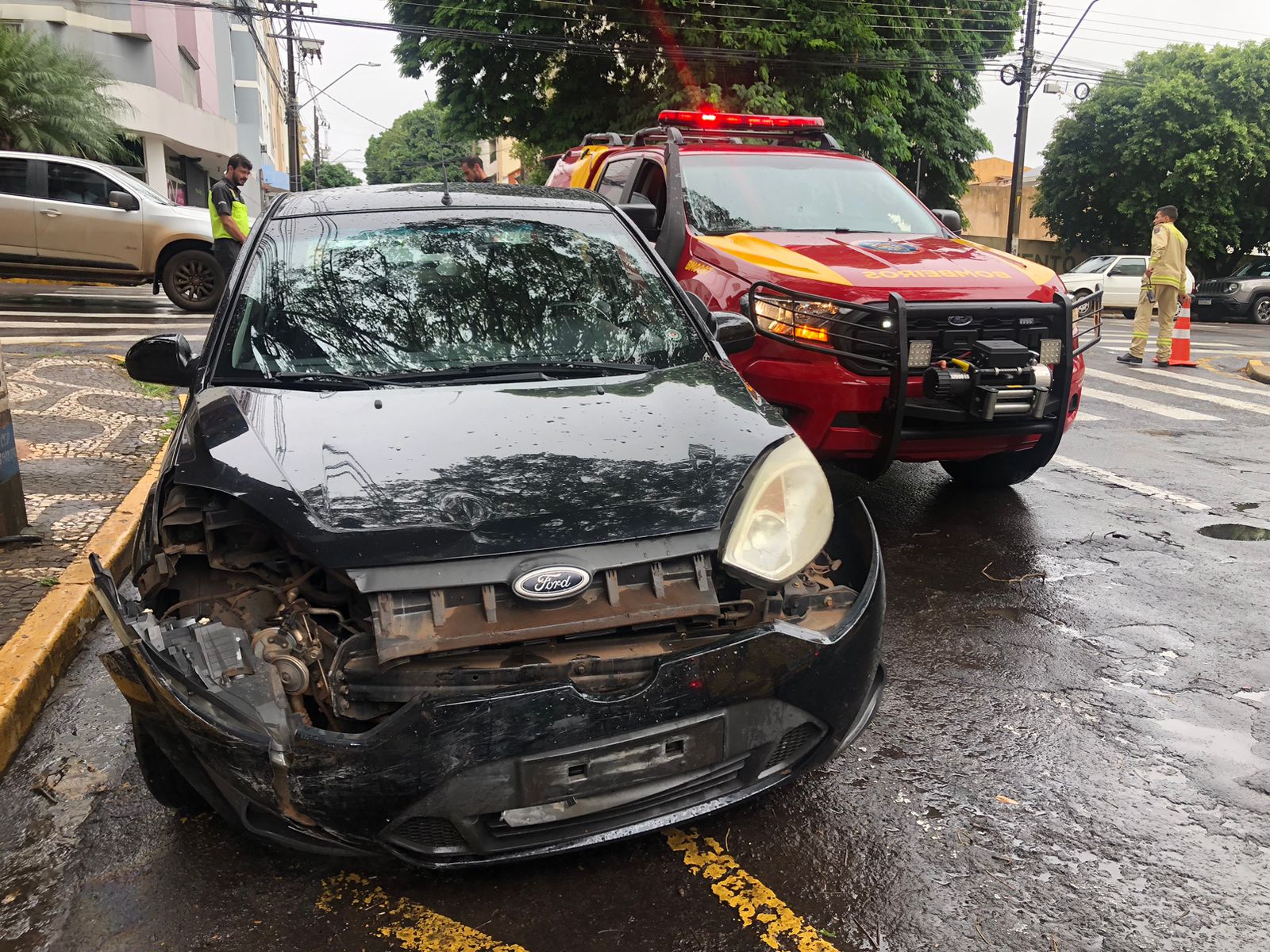 Jornal Ilustrado - Batida entre dois carros deixa mulher ferida no centro de Umuarama  