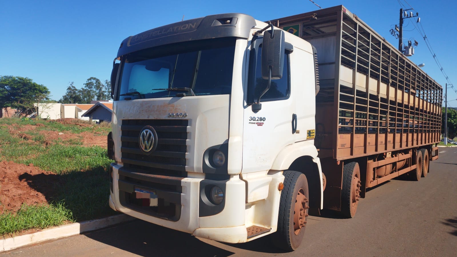Caminhão com alerta de furto é encontrado abandonado em Perobal 