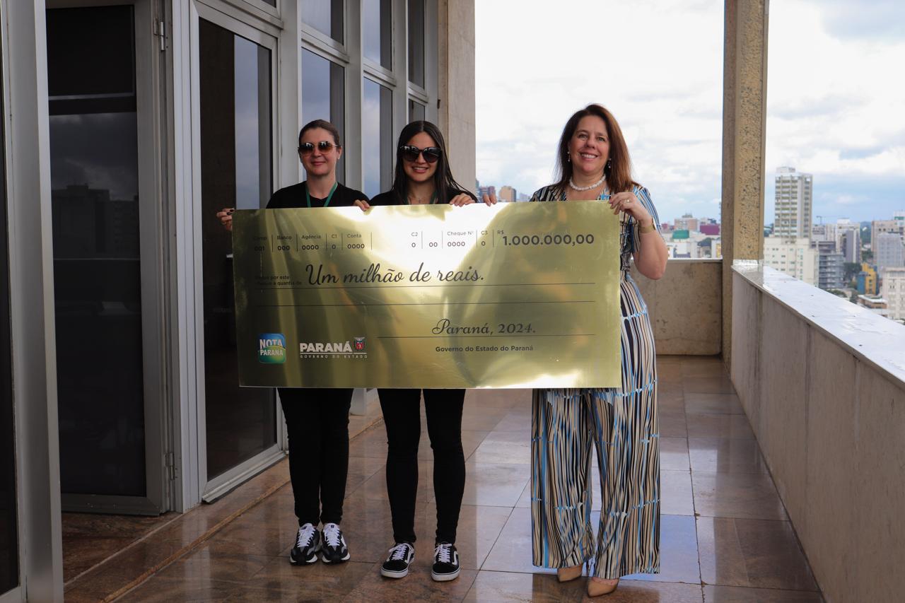 Curitibana de 26 anos recebe prêmio de R$ 1 milhão do programa Nota Paraná