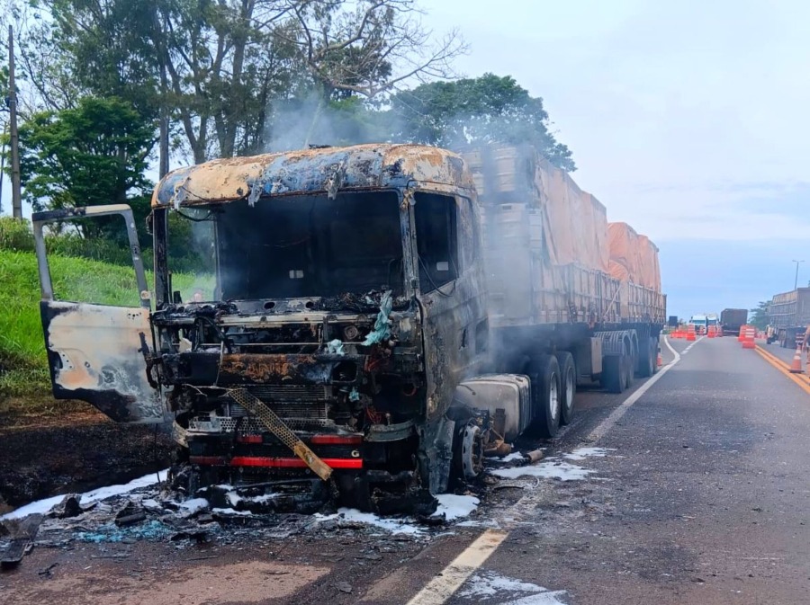 Caminhão fica destruído após pegar fogo na PR-323, em Cruzeiro do Oeste 