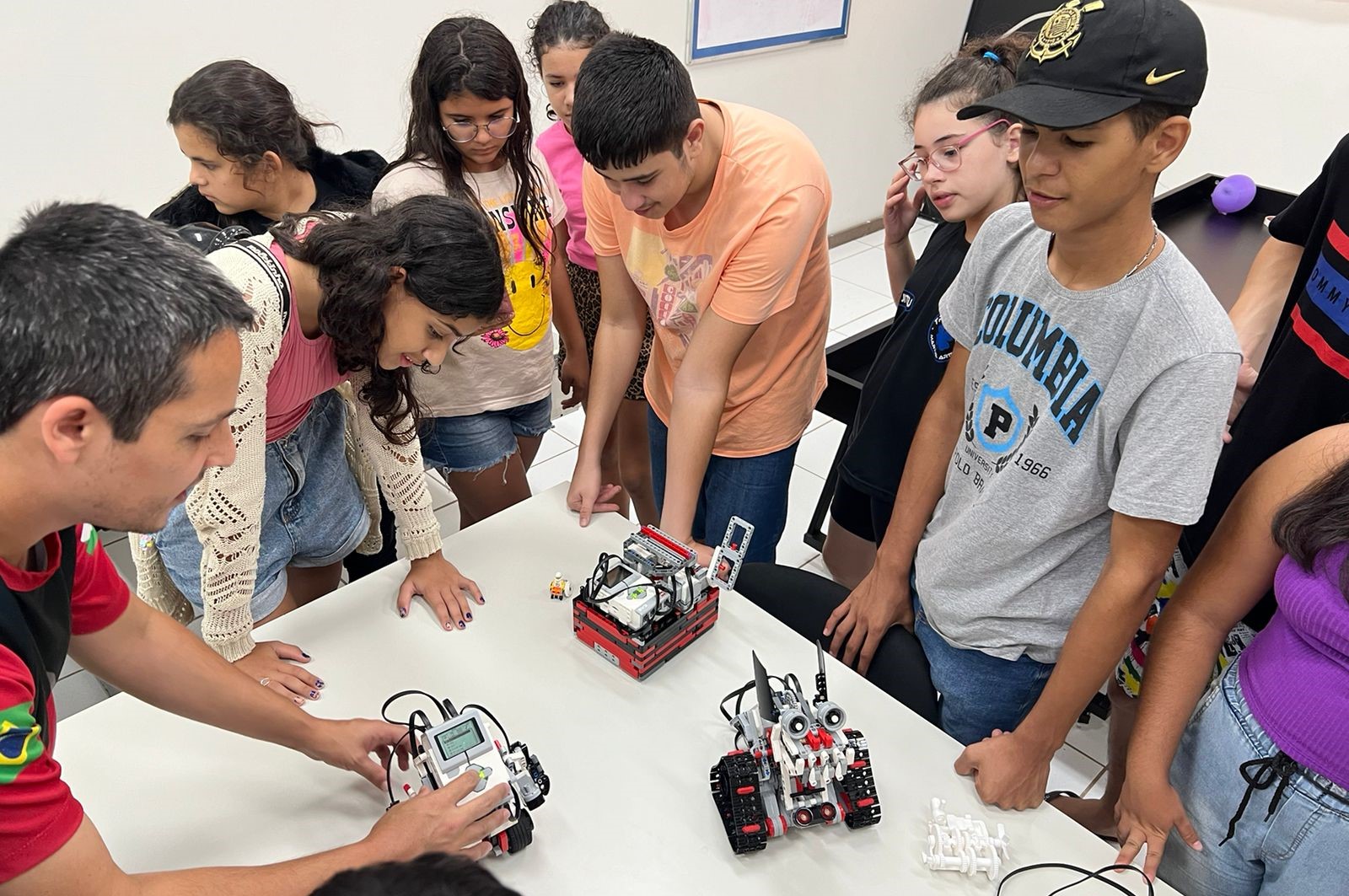 Jornal Ilustrado - Alunos do Centro da Juventude desenvolvem habilidades com curso de robótica