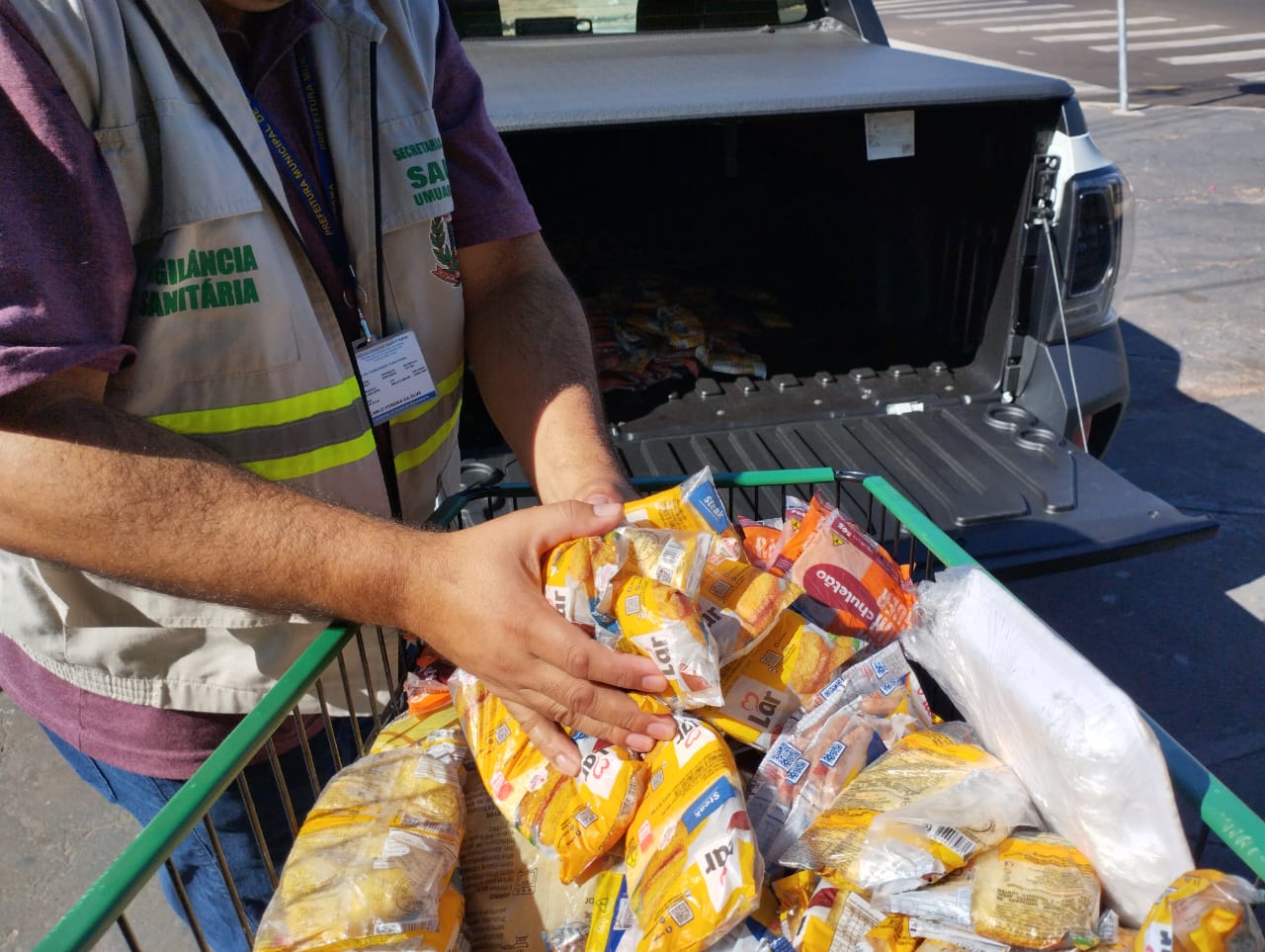 Dois supermercados são multados em R$ 35 mil pela Vigilância Sanitária por produtos descongelados