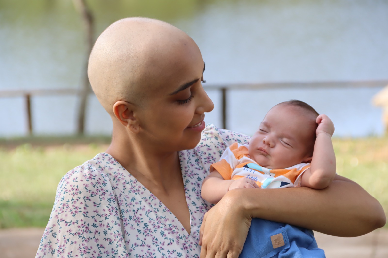 Jornal Ilustrado - A história de Beatriz Candil, mãe de dois filhos, sendo um autista, que enfrenta corajosamente o câncer 