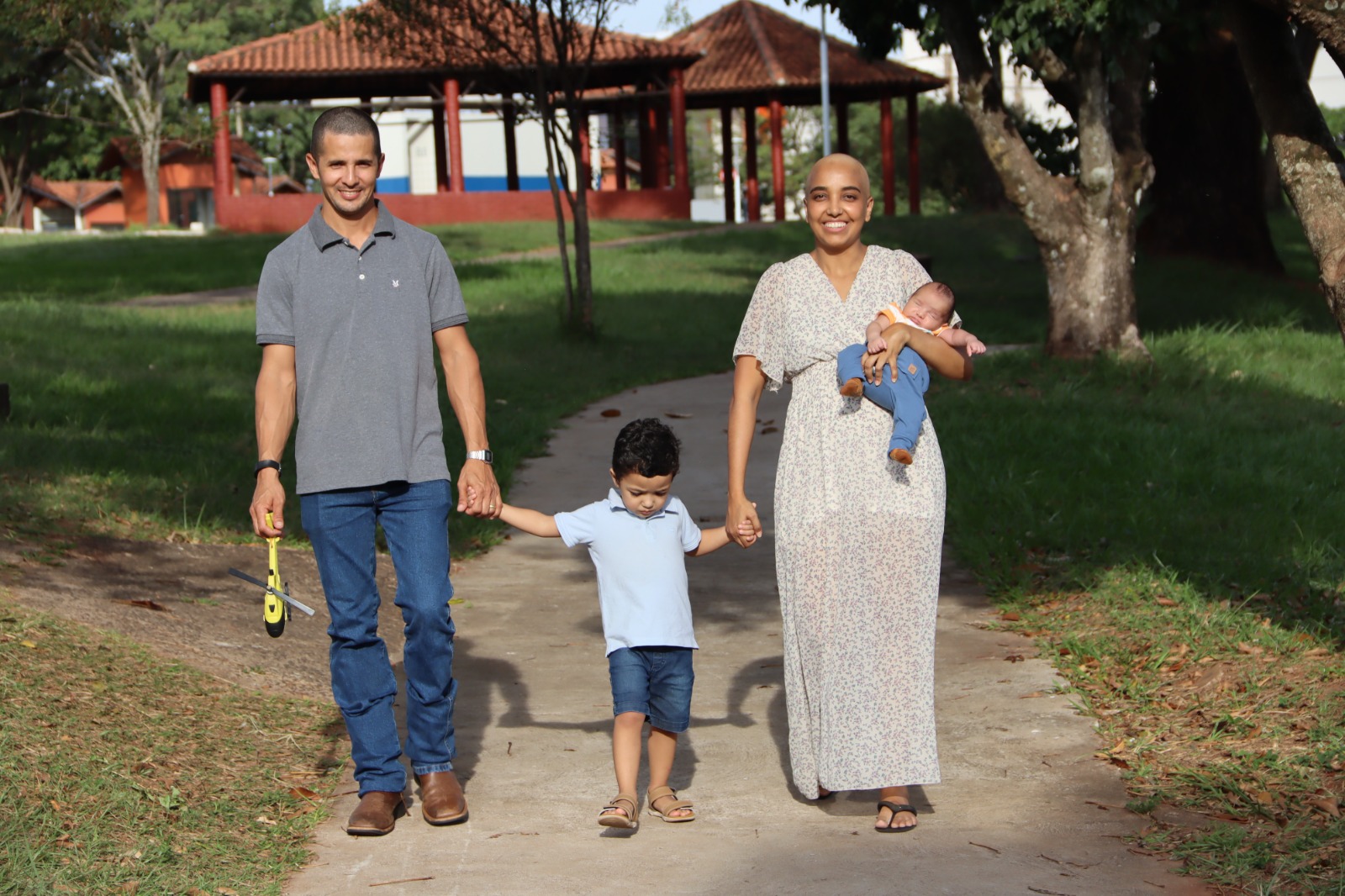 Jornal Ilustrado - A história de Beatriz Candil, mãe de dois filhos, sendo um autista, que enfrenta corajosamente o câncer 