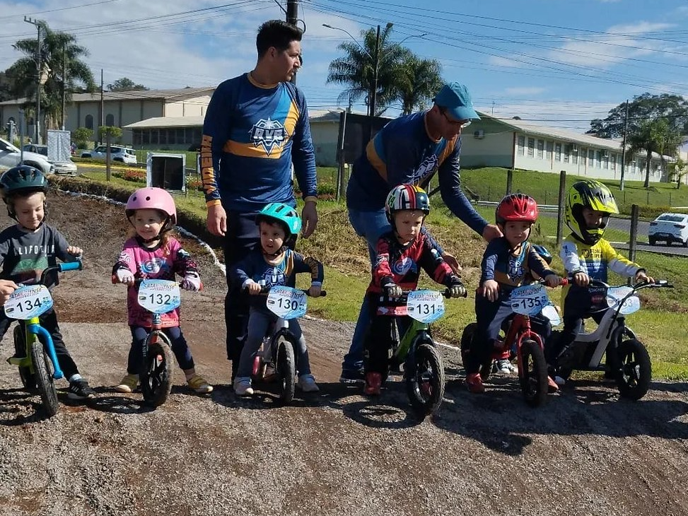 Jornal Ilustrado - Jovens pilotos de bike de Umuarama se destacam em competição catarinense