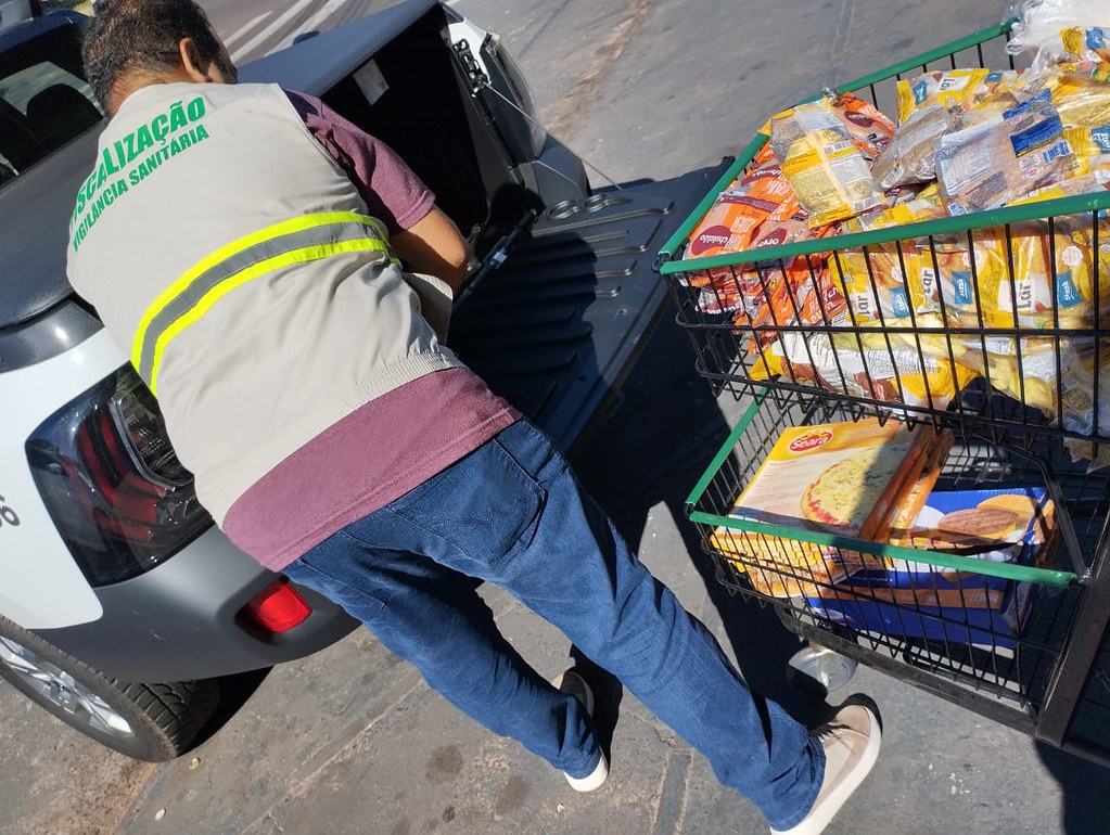 Jornal Ilustrado - Dois supermercados são multados em R$ 35 mil pela Vigilância Sanitária por produtos descongelados