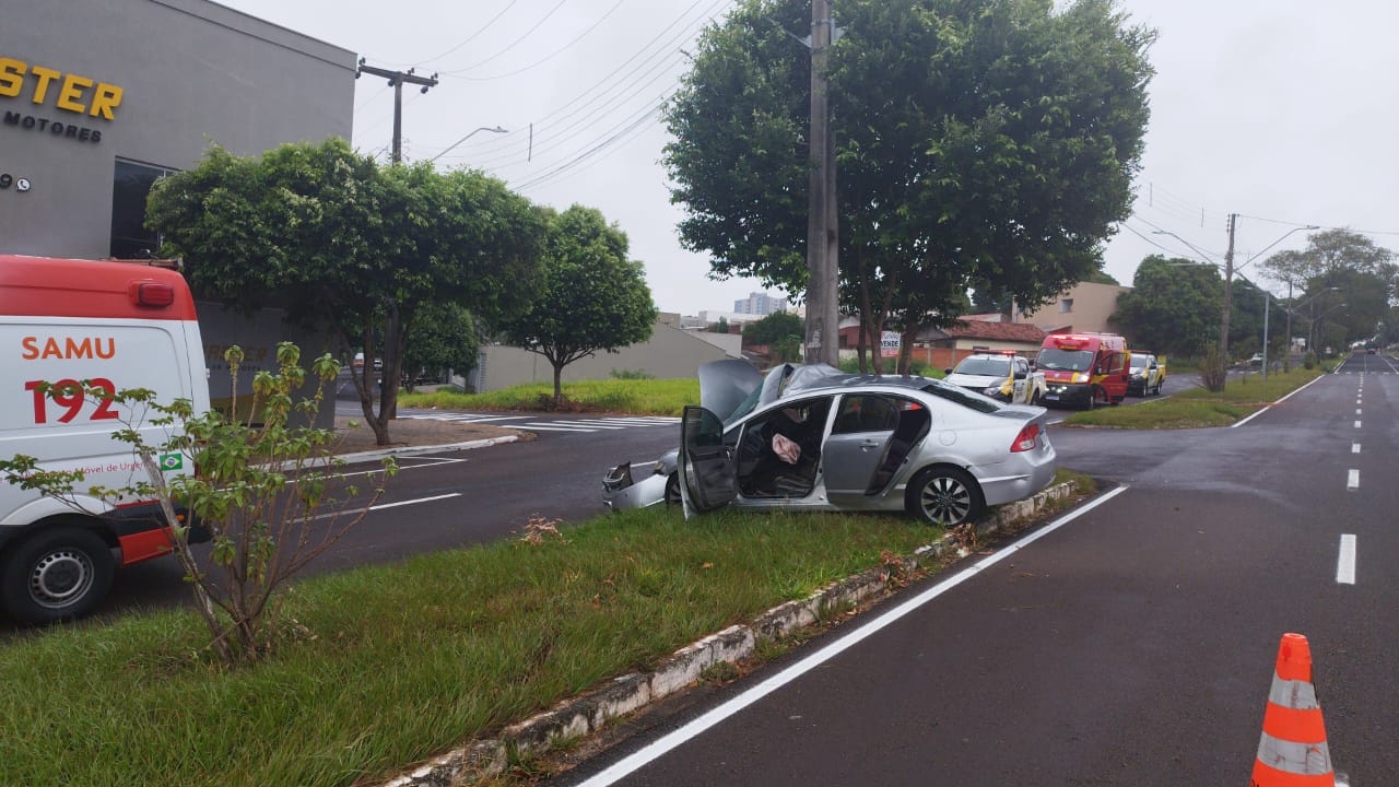 Jornal Ilustrado - Mulher fica gravemente ferida após veículo bater contra poste em Umuarama 