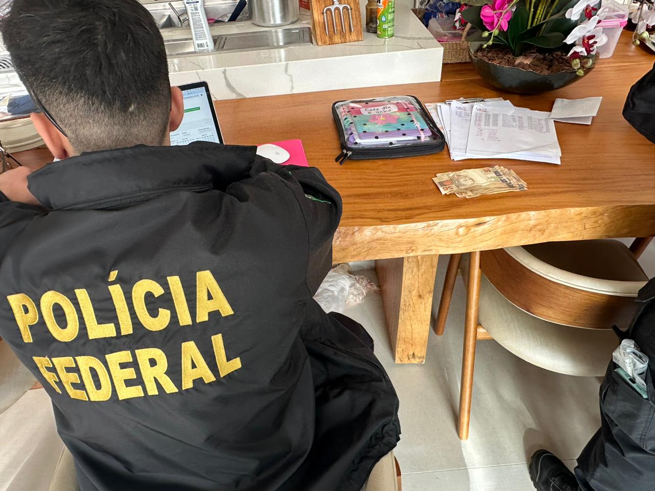 Jornal Ilustrado - PF investiga lavagem de dinheiro ligada ao contrabando de cigarros em Guaíra 