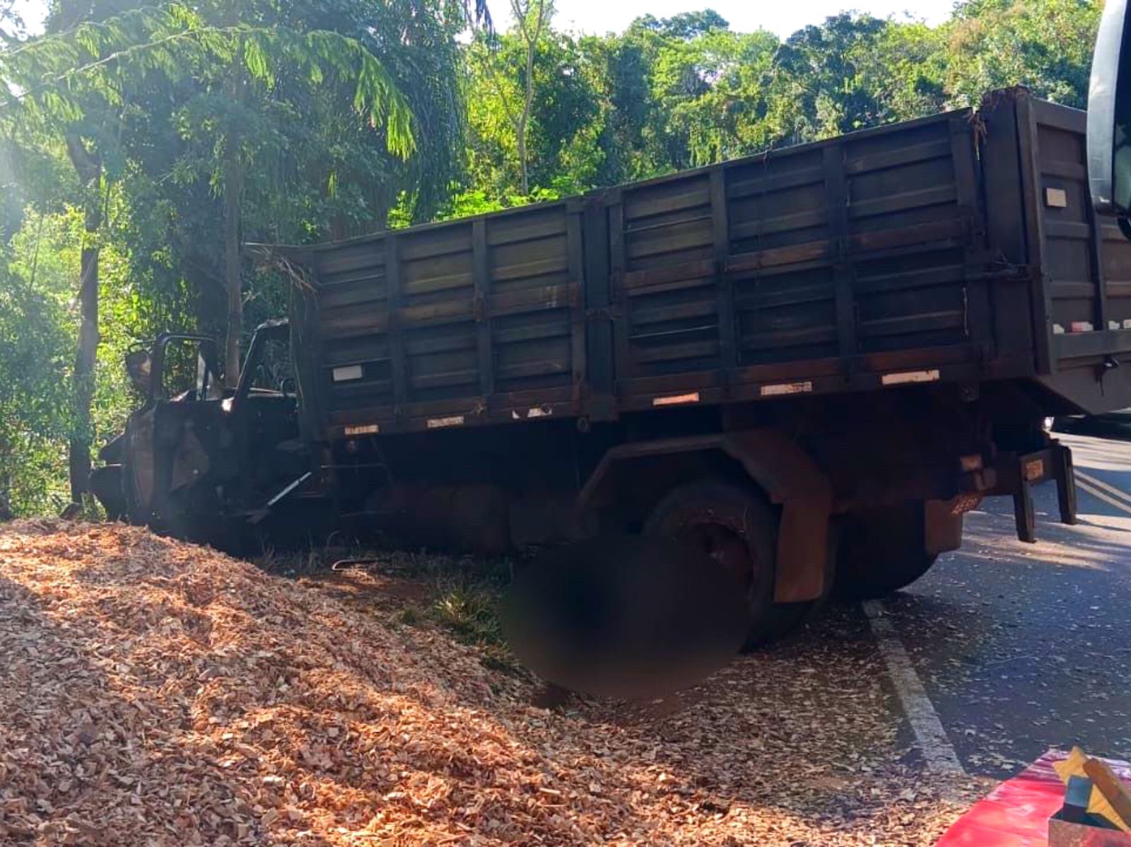 Motorista morre após tombamento de caminhão entre Cafezal e Pérola