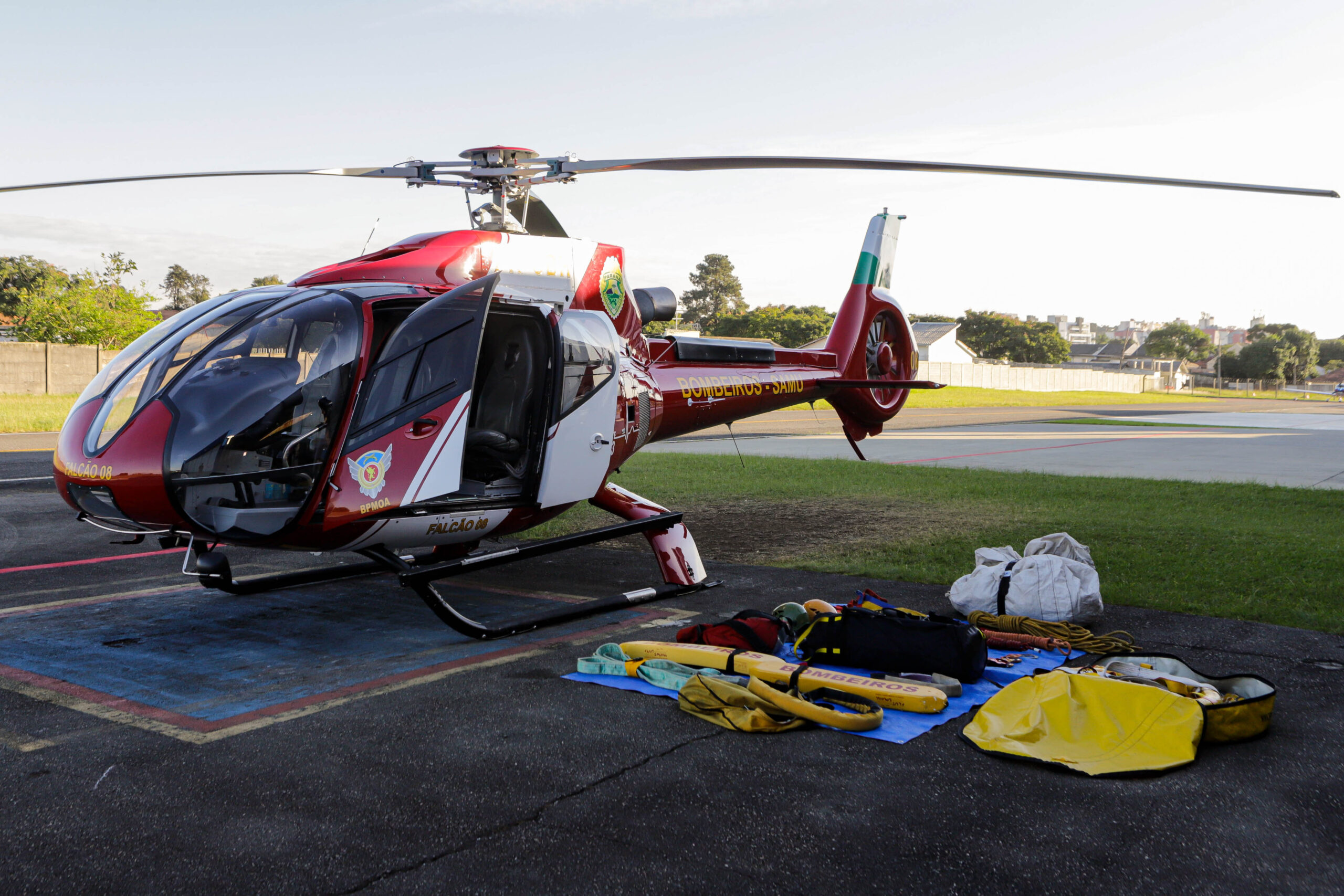 Jornal Ilustrado - Helicóptero que vai ajudar vítimas das chuvas decola para o Rio Grande do Sul