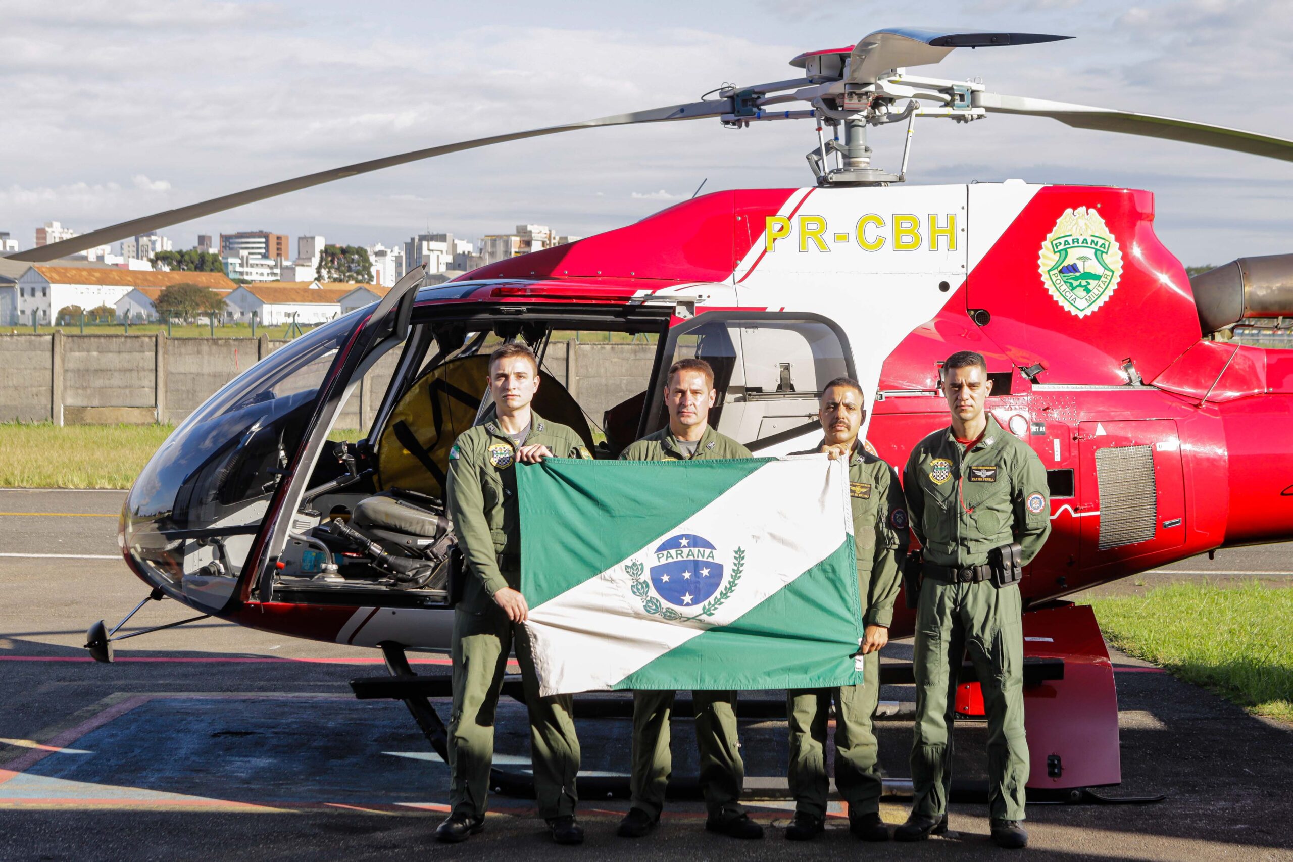 Helicóptero que vai ajudar vítimas das chuvas decola para o Rio Grande do Sul
