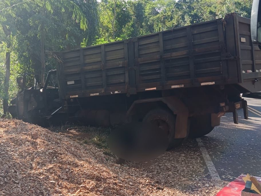 Jornal Ilustrado - Motorista morre após tombamento de caminhão entre Cafezal e Pérola