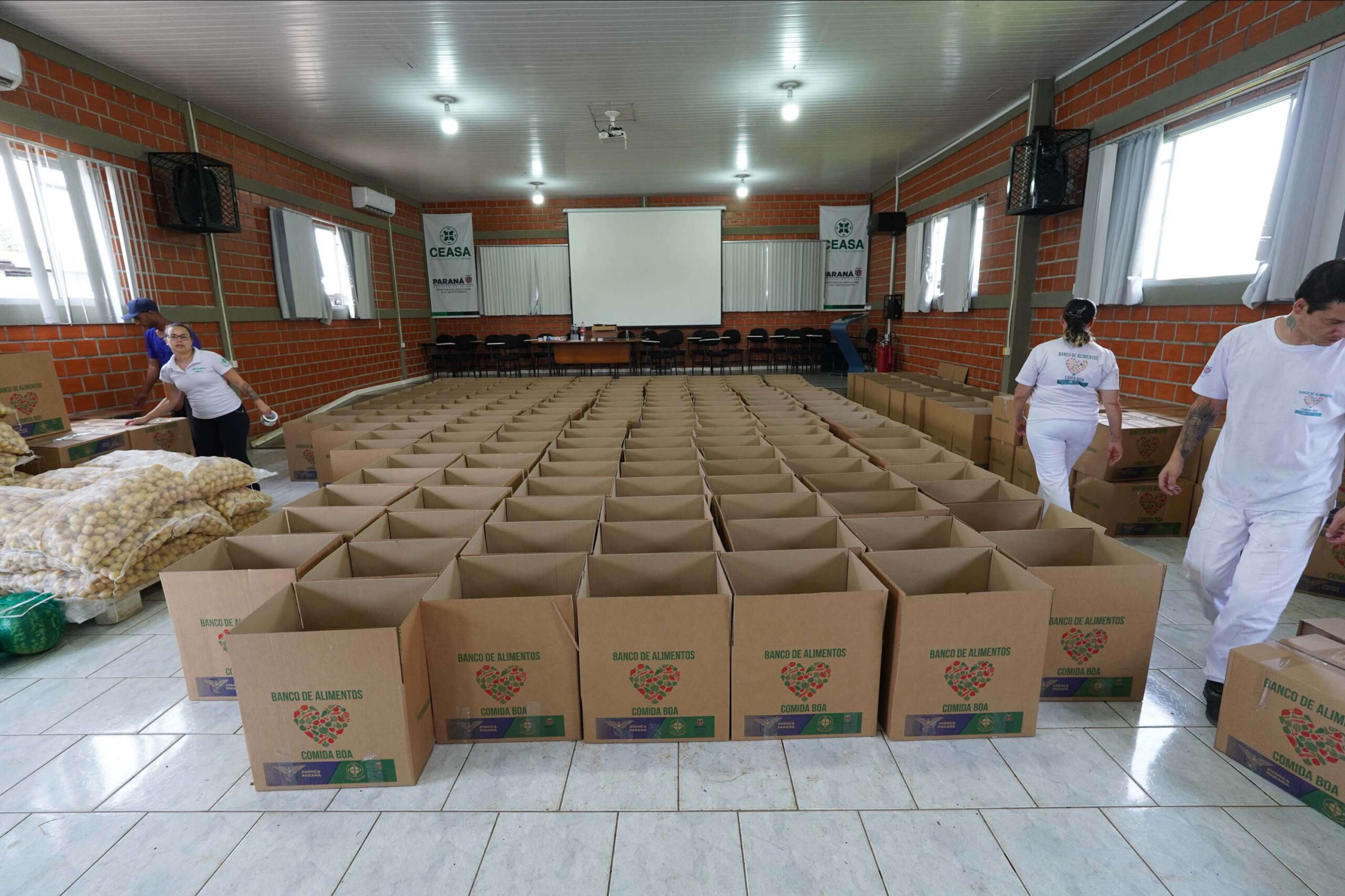 Jornal Ilustrado - Paraná enviará alimentos, colchões e 144 mil copos de água da Sanepar ao Rio Grande do Sul