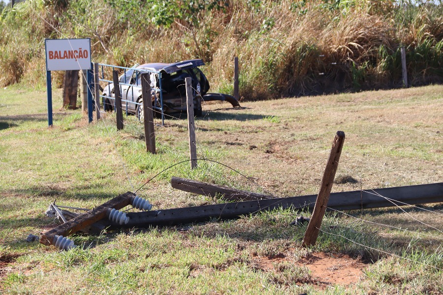 Carro capota, bate em poste e deixa motorista ferida na PR-489, em Umuarama 