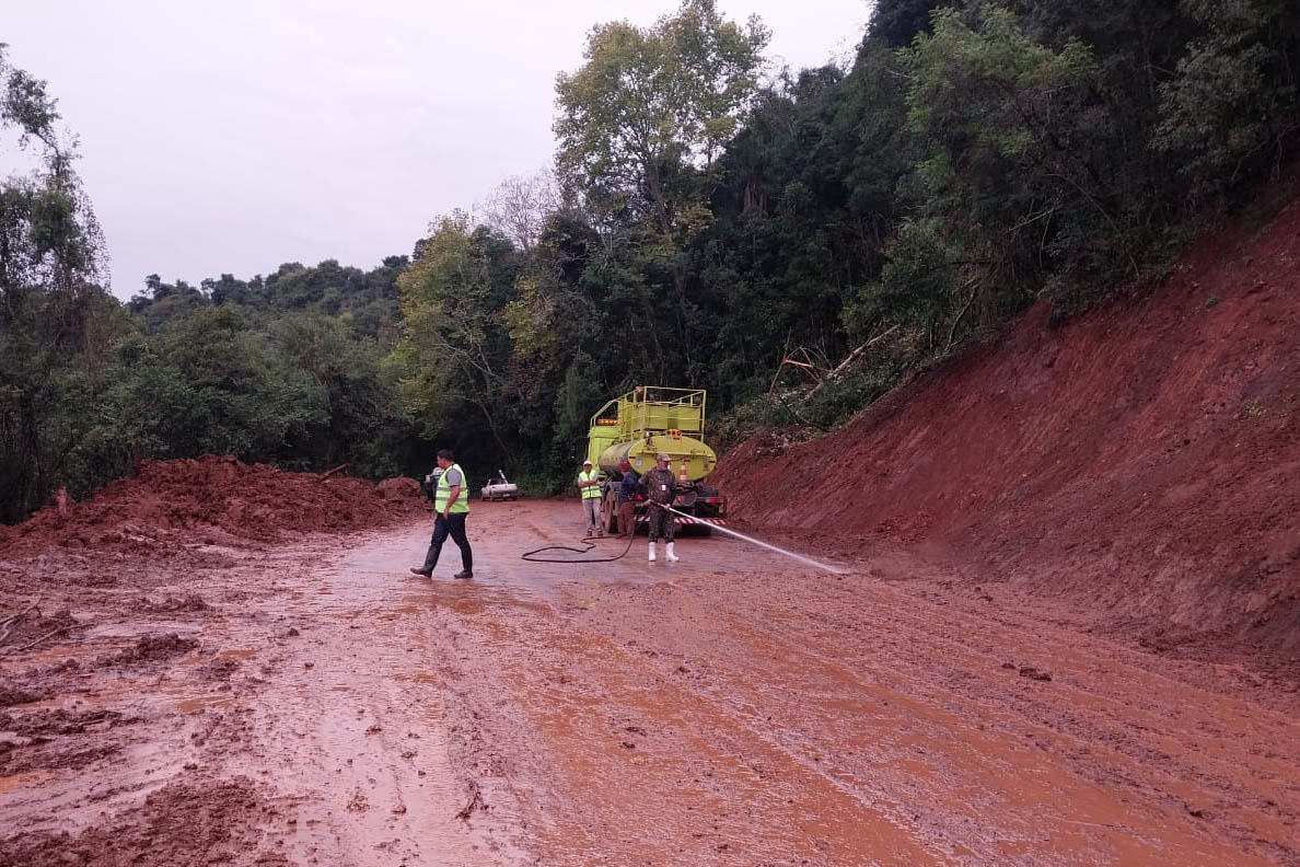 Jornal Ilustrado - Equipes do DER/PR ajudam a recuperar rodovias de duas cidades no Rio Grande do Sul