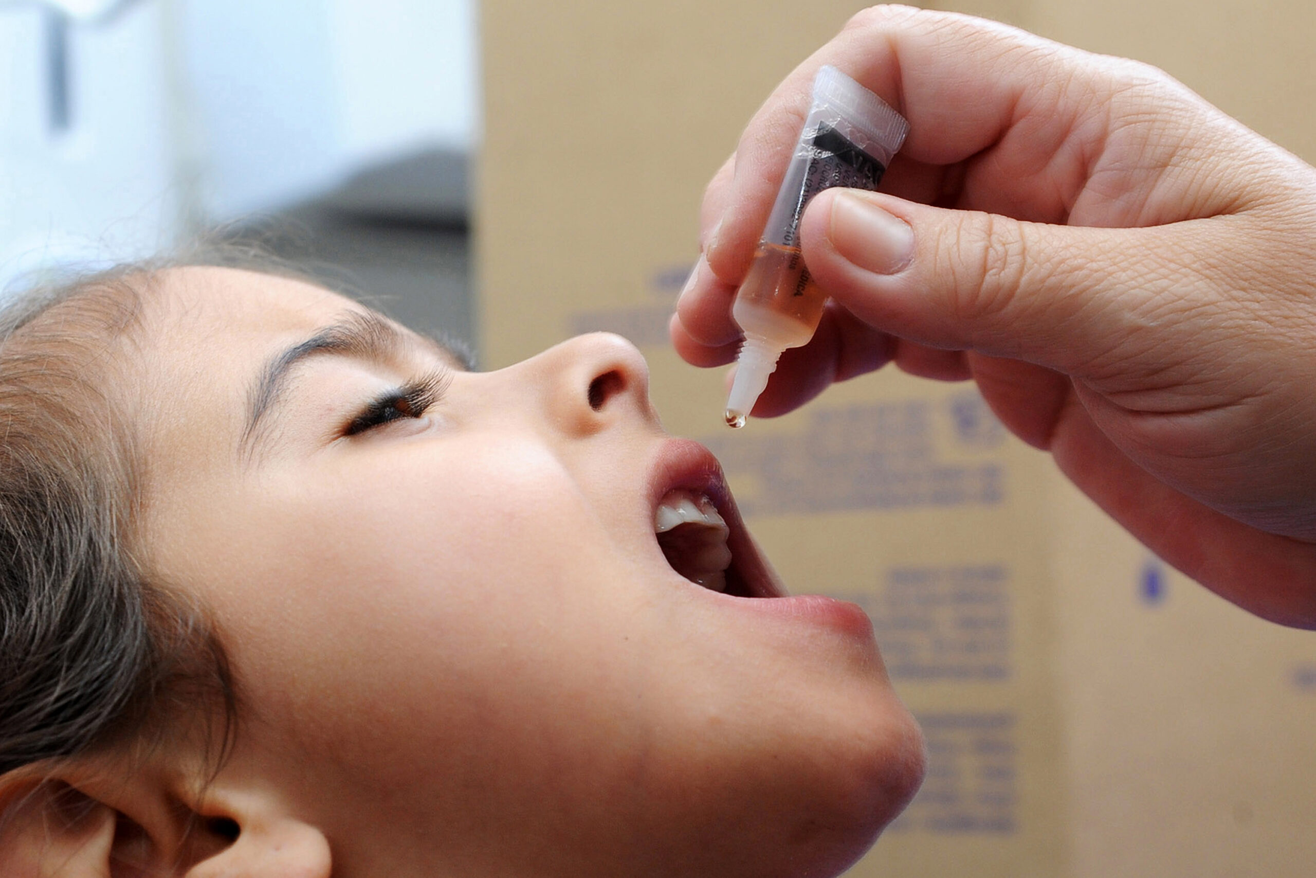 Jornal Ilustrado - Campanha de vacinação contra a poliomielite começa na segunda-feira em todo o Paraná