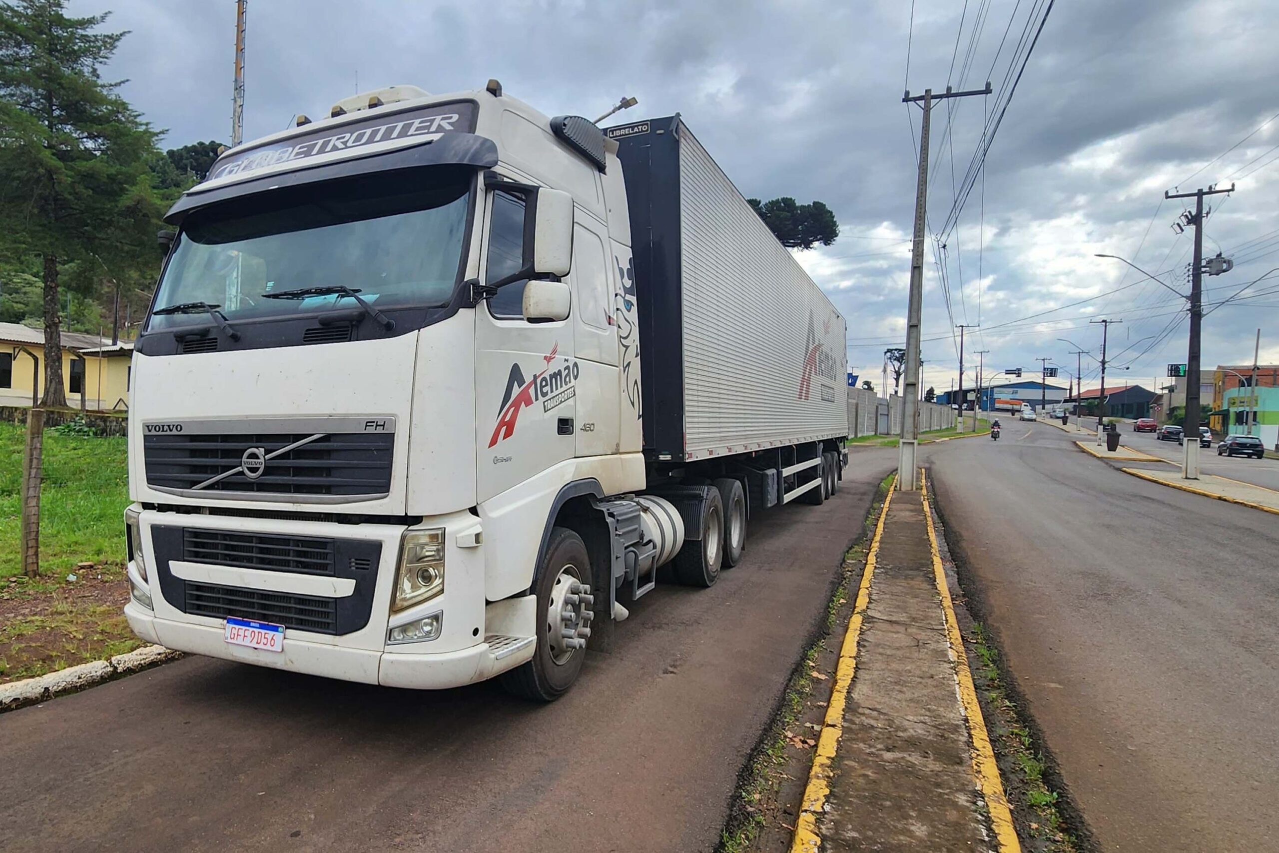 Jornal Ilustrado - PM do Paraná recupera caminhão roubado com doações destinadas ao Rio Grande do Sul