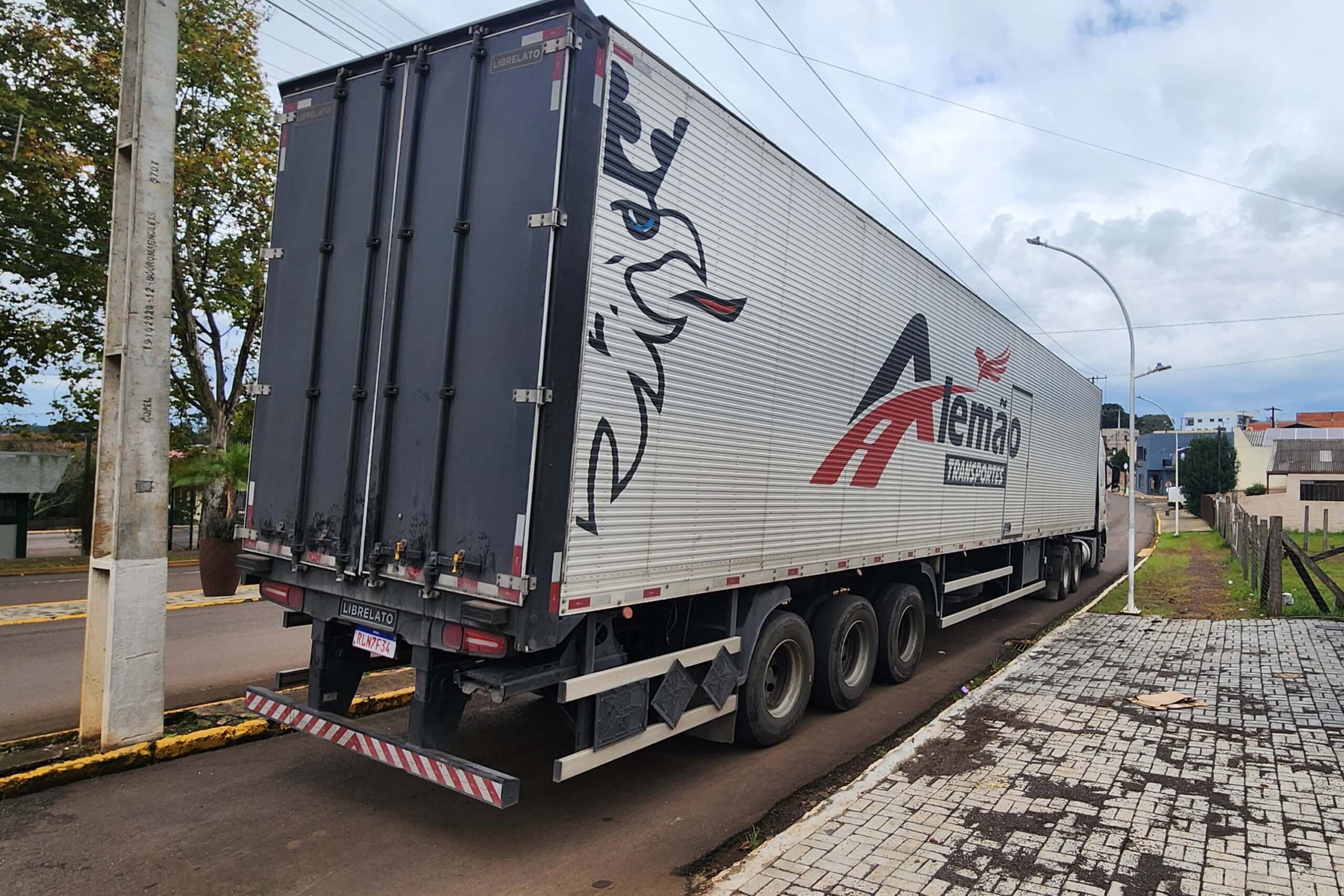 Jornal Ilustrado - PM do Paraná recupera caminhão roubado com doações destinadas ao Rio Grande do Sul