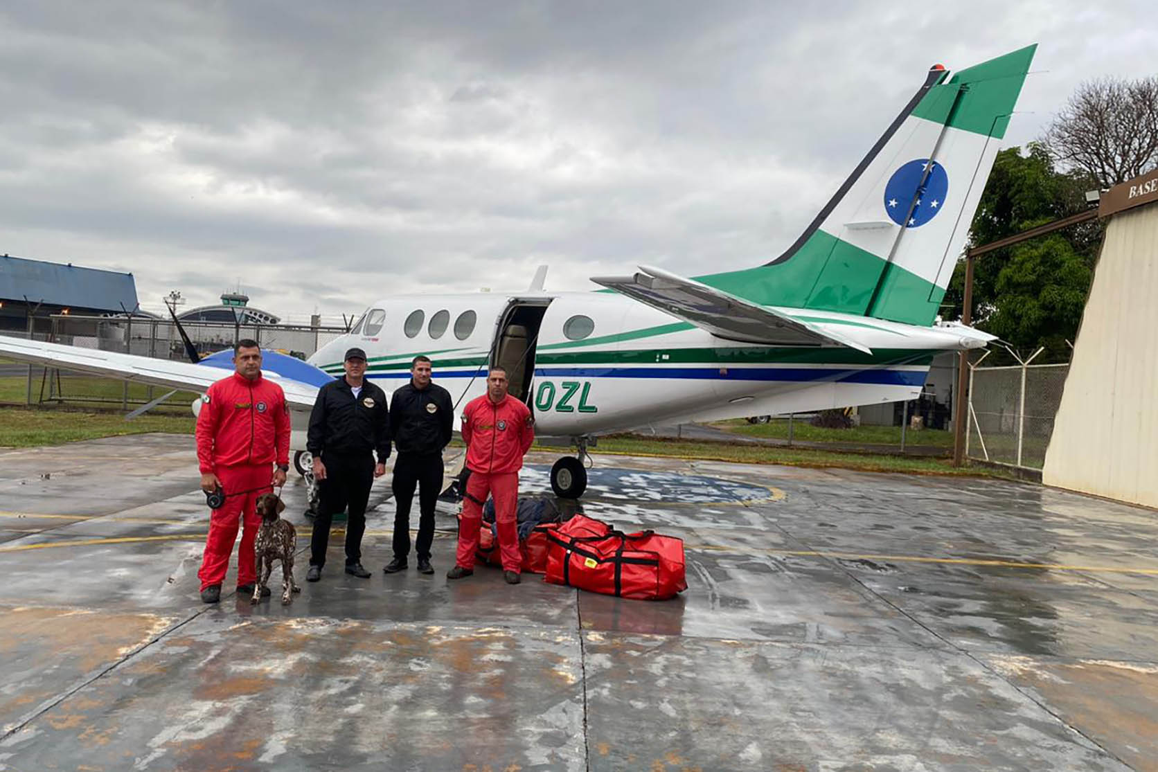 Jornal Ilustrado - Cães e bombeiros do Paraná embarcam para o RS para ajudar em buscas por vítimas