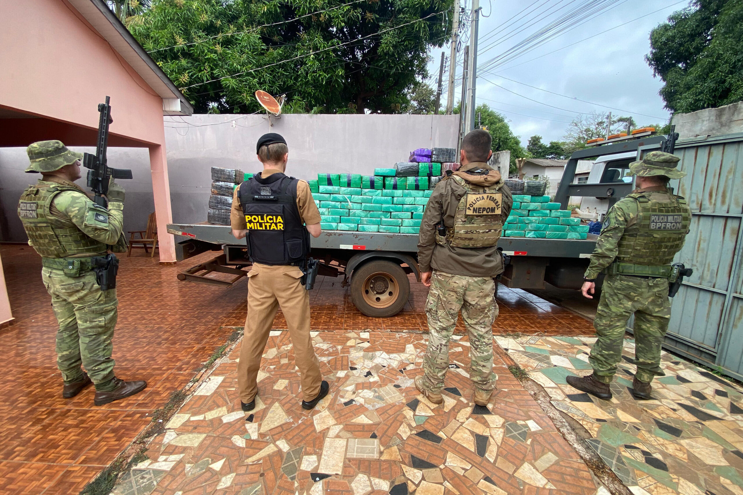 Jornal Ilustrado - Forças policiais apreendem quatro toneladas e meia de maconha em Guaíra e Altônia