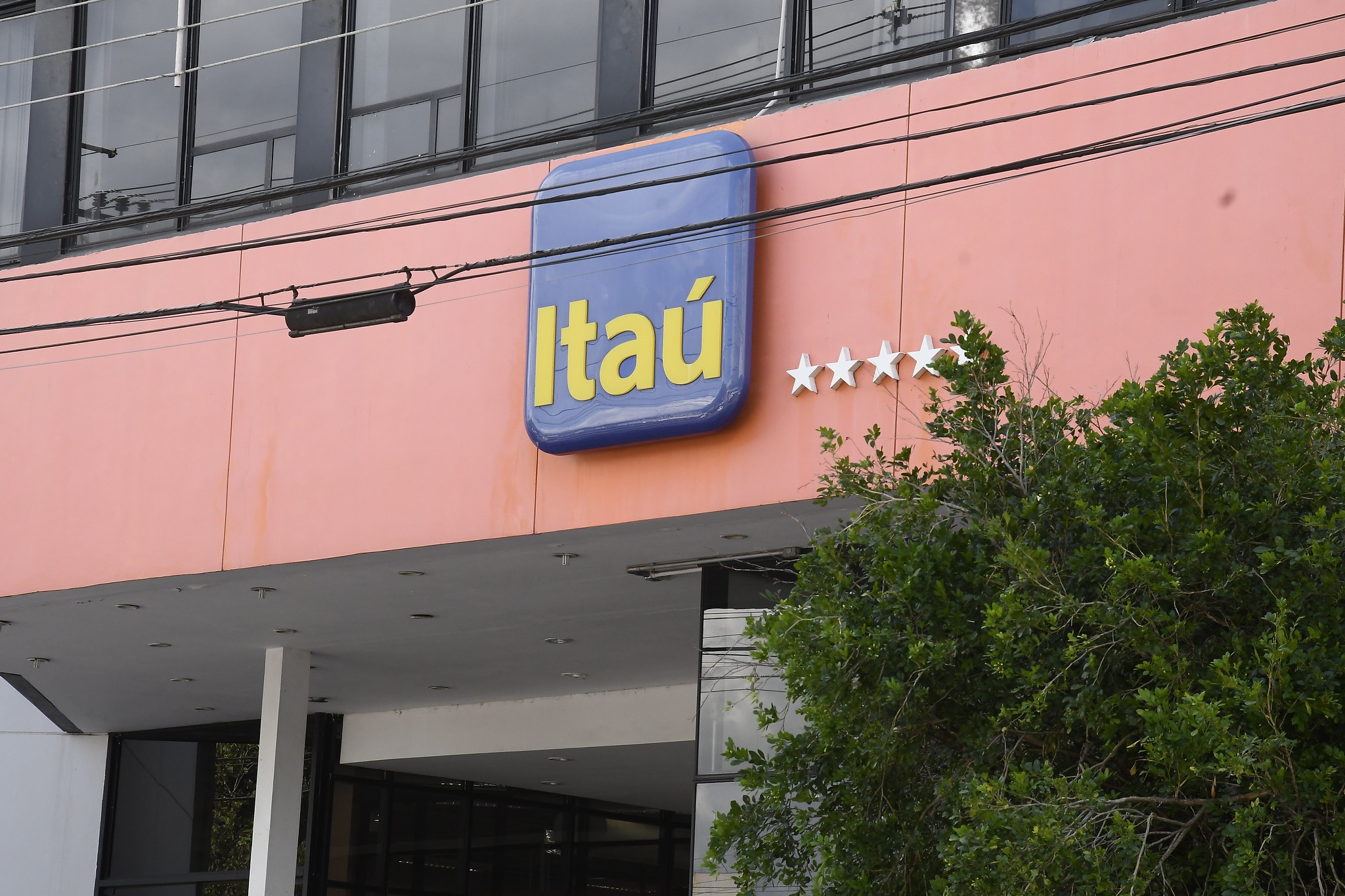 Jornal Ilustrado - Banco Itau fecha sua agência mais antiga e Procon acompanha denúncias de demora no atendimento