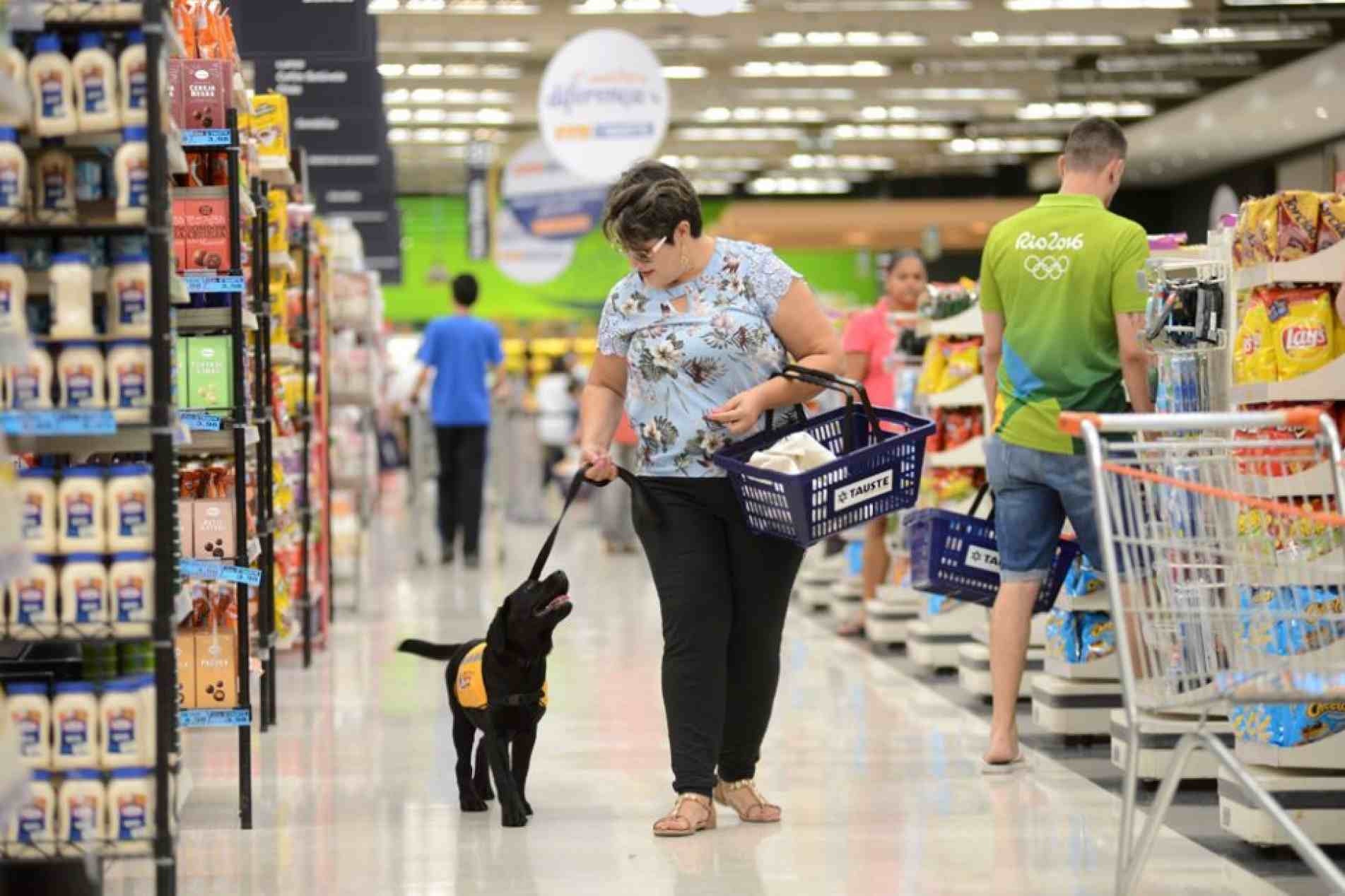 Vigilância Sanitária notifica supermercados sobre proibição de animais de estimação