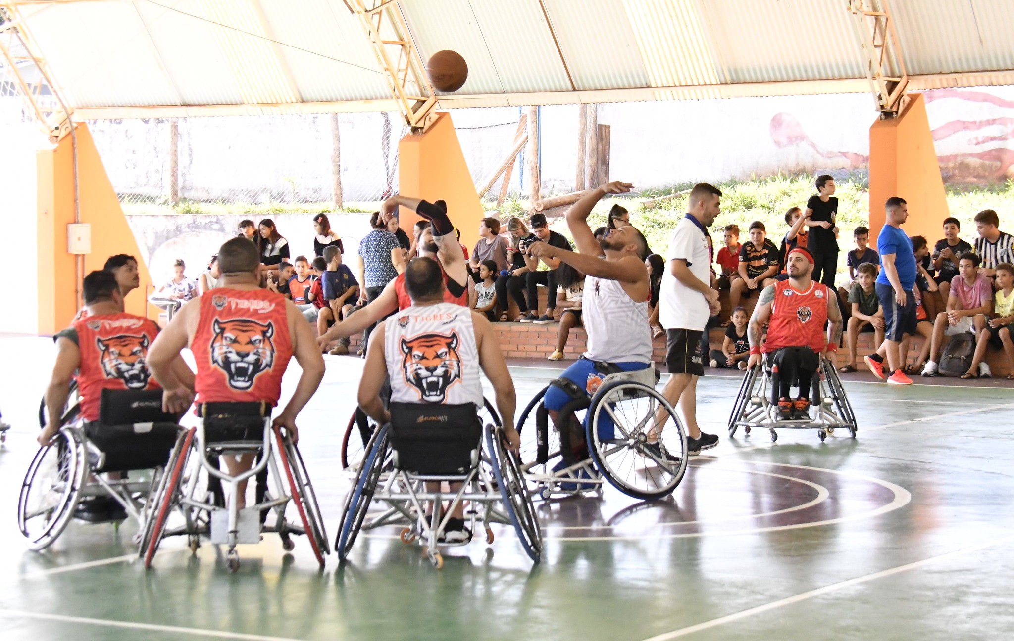 Jornal Ilustrado - Alunos do Centro da Juventude se encantam com o baquete em cadeiras de rodas