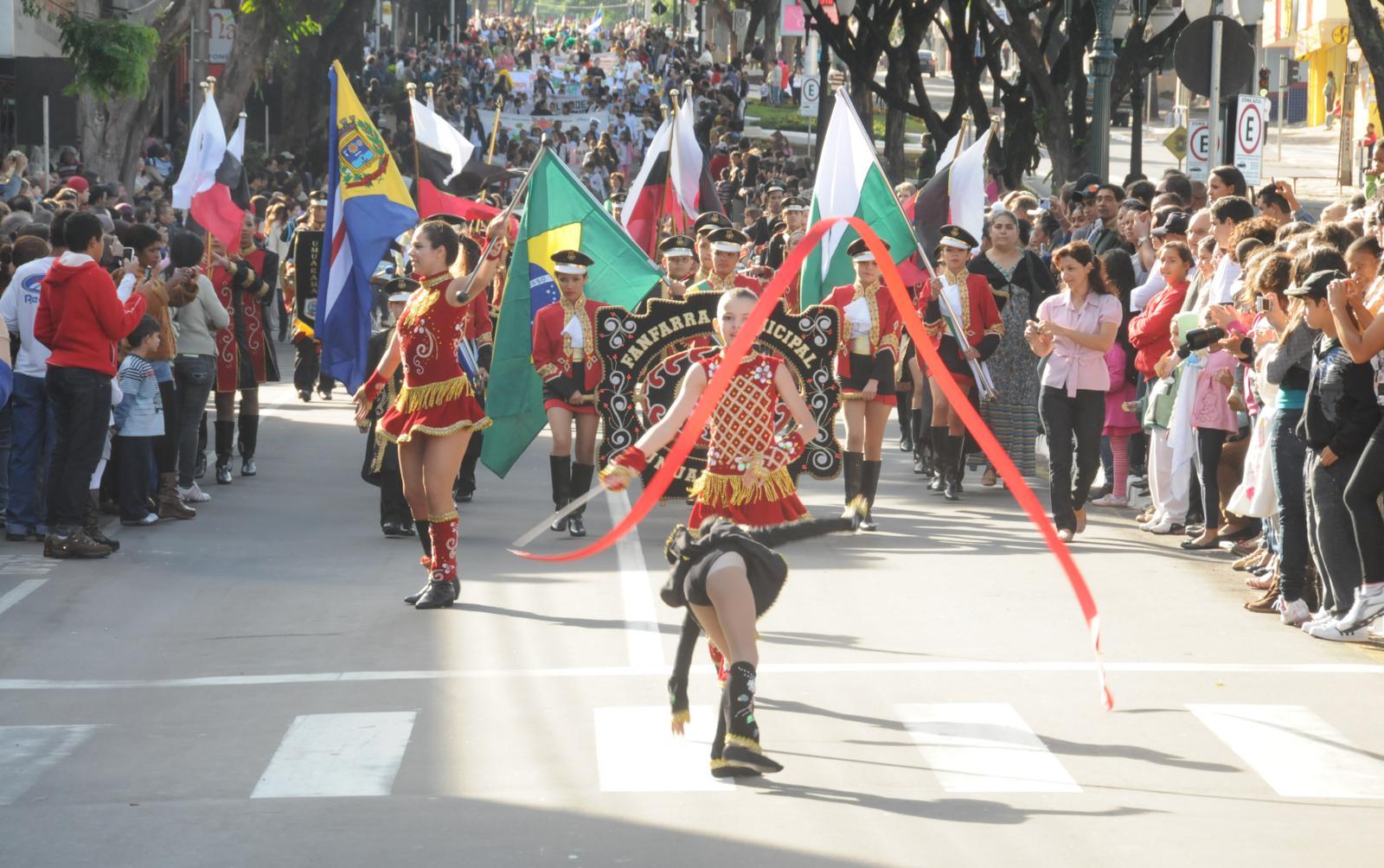 Jornal Ilustrado - Feriado do aniversário de Umuarama começa com desfile cívico-militar