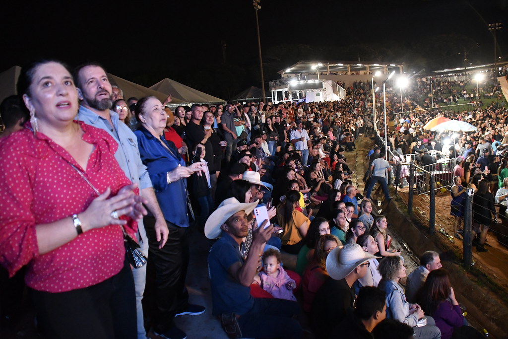 Jornal Ilustrado - Mais de 10 mil pessoas prestigiam abertura da festa de aniversário no Parque de Exposições