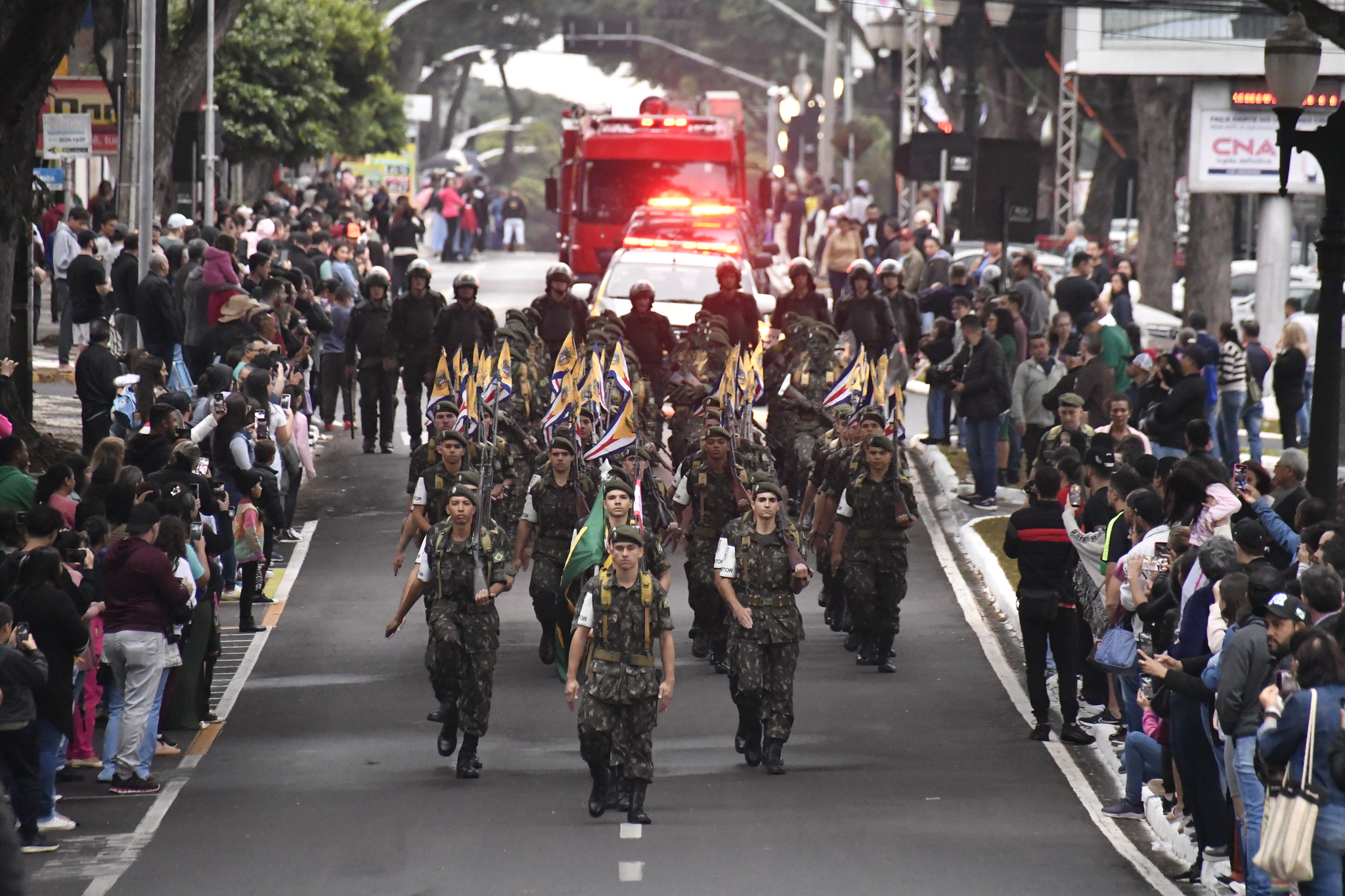 Jornal Ilustrado - Emoção e criatividade marcam volta do desfile cívico-militar no 69º aniversário de Umuarama