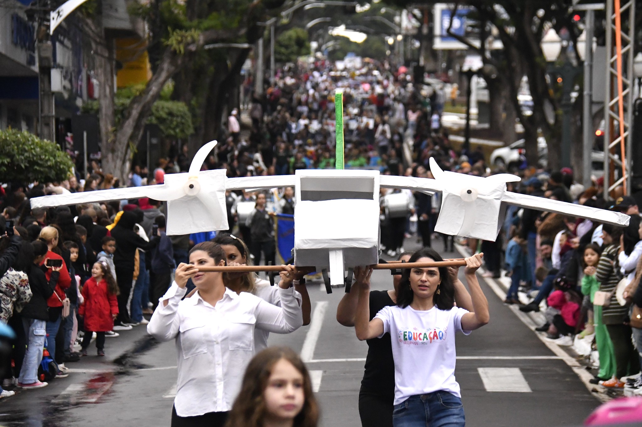 Jornal Ilustrado - Emoção e criatividade marcam volta do desfile cívico-militar no 69º aniversário de Umuarama