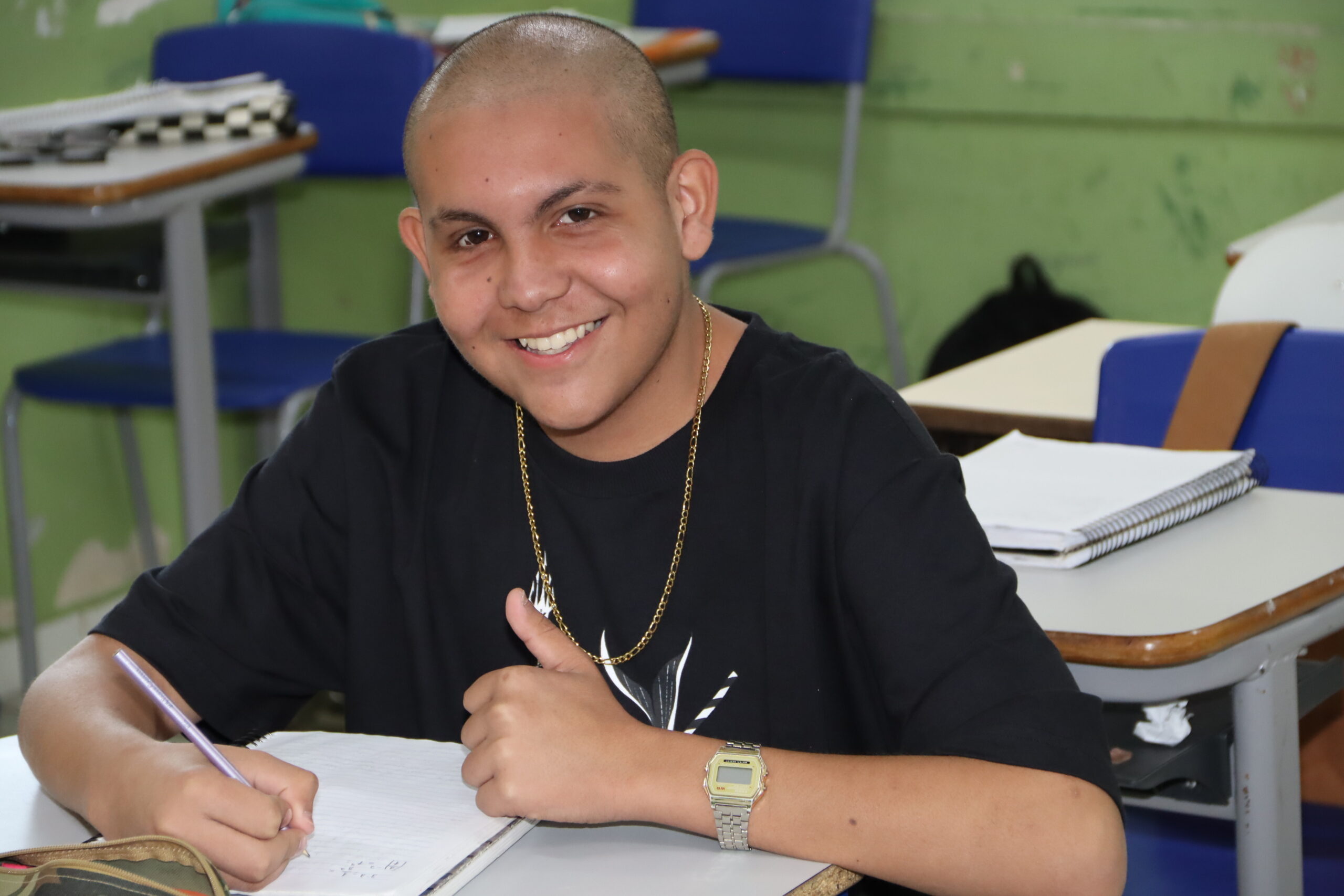Jornal Ilustrado - Diretor de escola em Umuarama raspa o cabelo em solidariedade a aluno com câncer