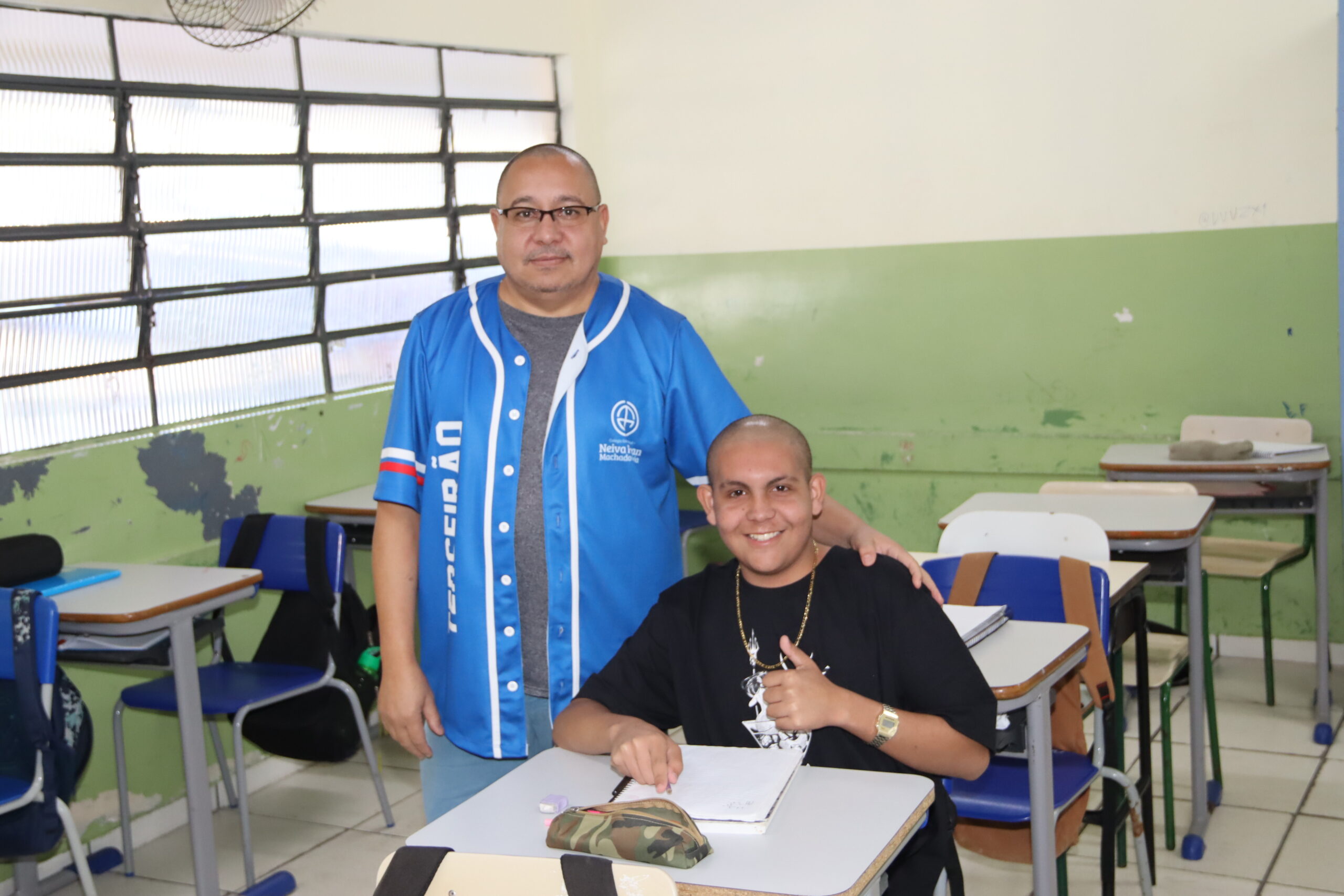 Diretor de escola em Umuarama raspa o cabelo em solidariedade a aluno com câncer