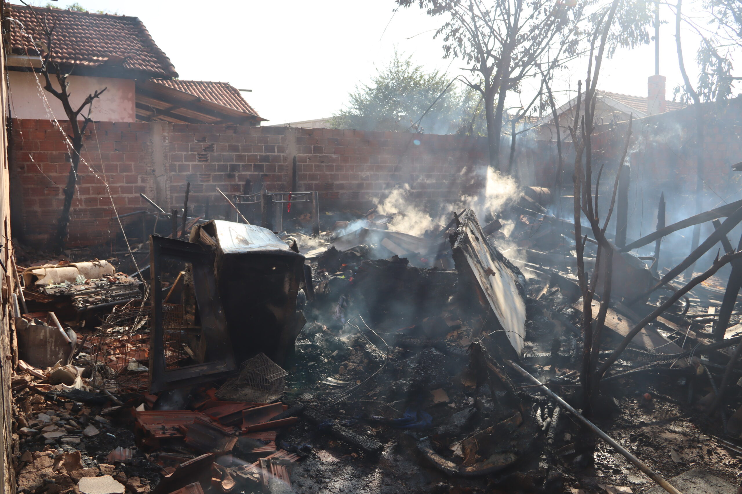 Incêndio destrói parte de residência no Parque Industrial e família precisa de ajuda para recomeçar