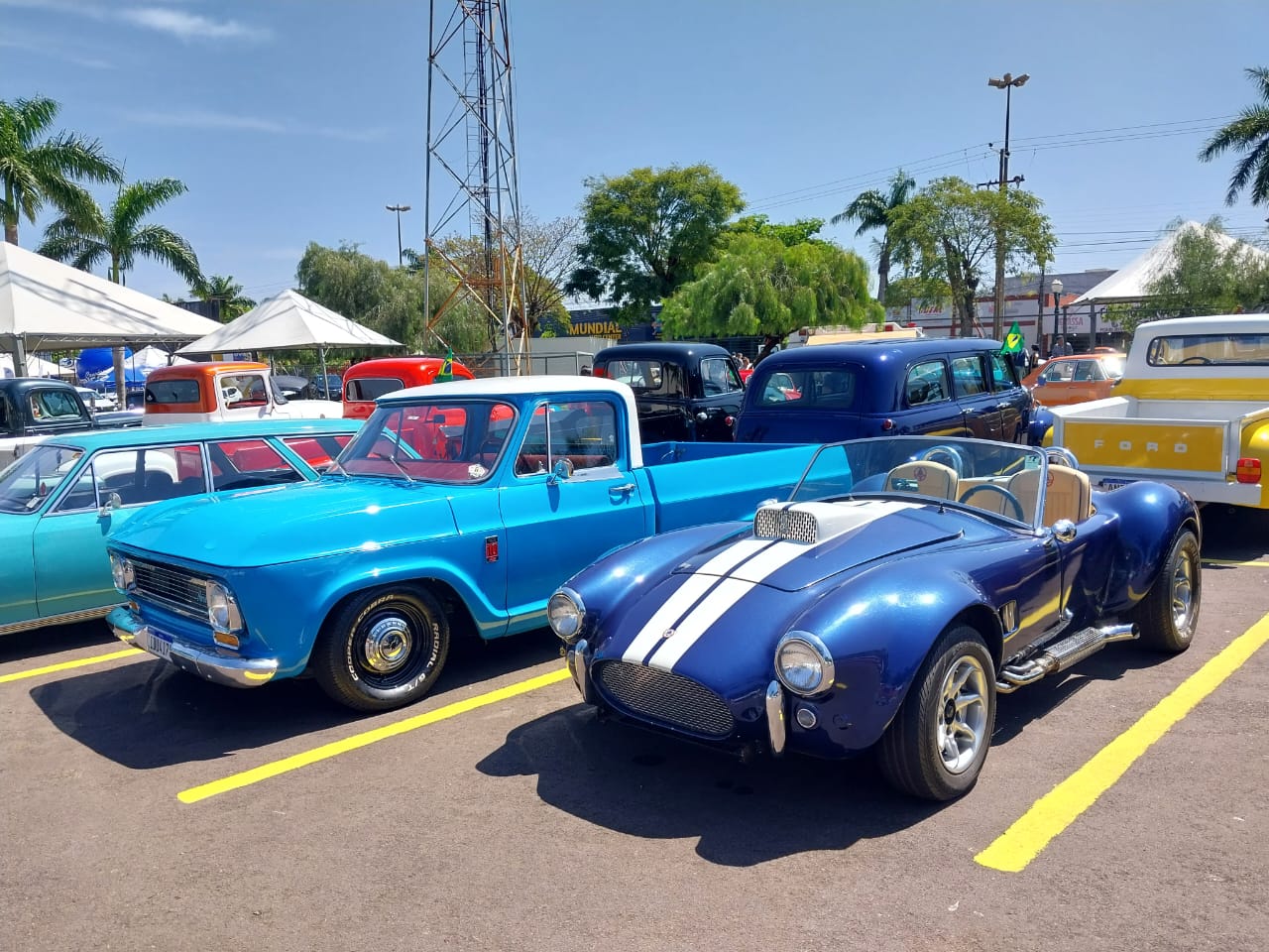 Jornal Ilustrado - Mais de 300 automóveis antigos se reúnem em encontro no Centro de Eventos