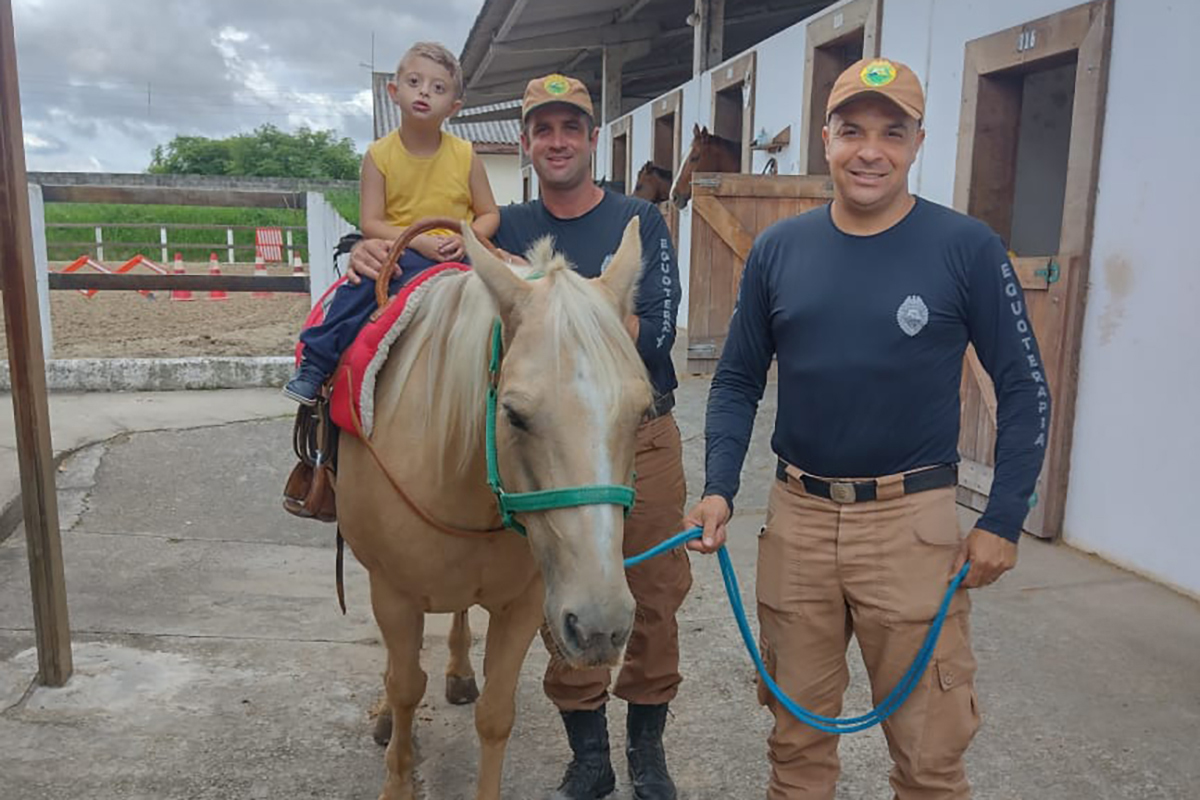 Jornal Ilustrado - Terapia com cavalos da PMPR colabora na qualidade de vida de pessoas com deficiência