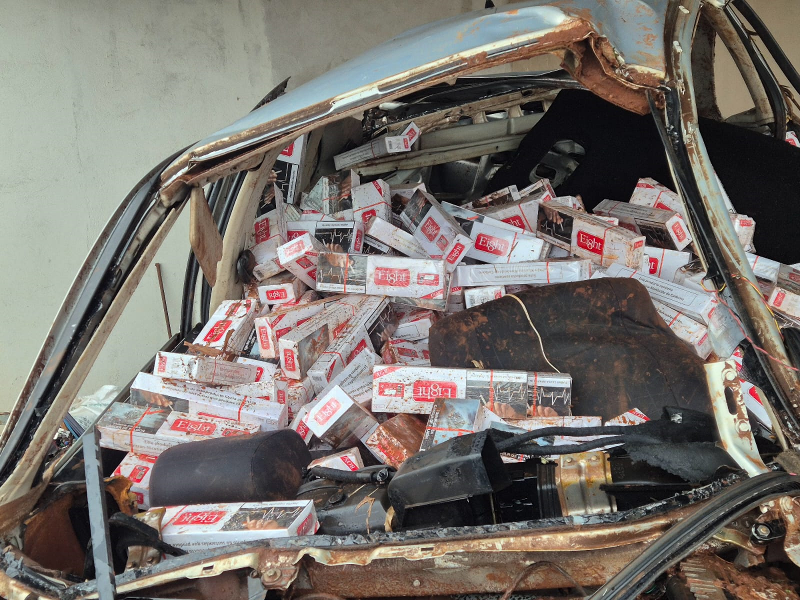 Jornal Ilustrado - Após perseguição, motorista capota carro carregado com cigarros na PR-180 