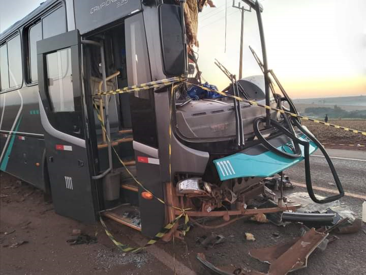 Jornal Ilustrado - Colisão frontal entre ônibus e caminhão deixa dois mortos e cinco feridos na PR-486